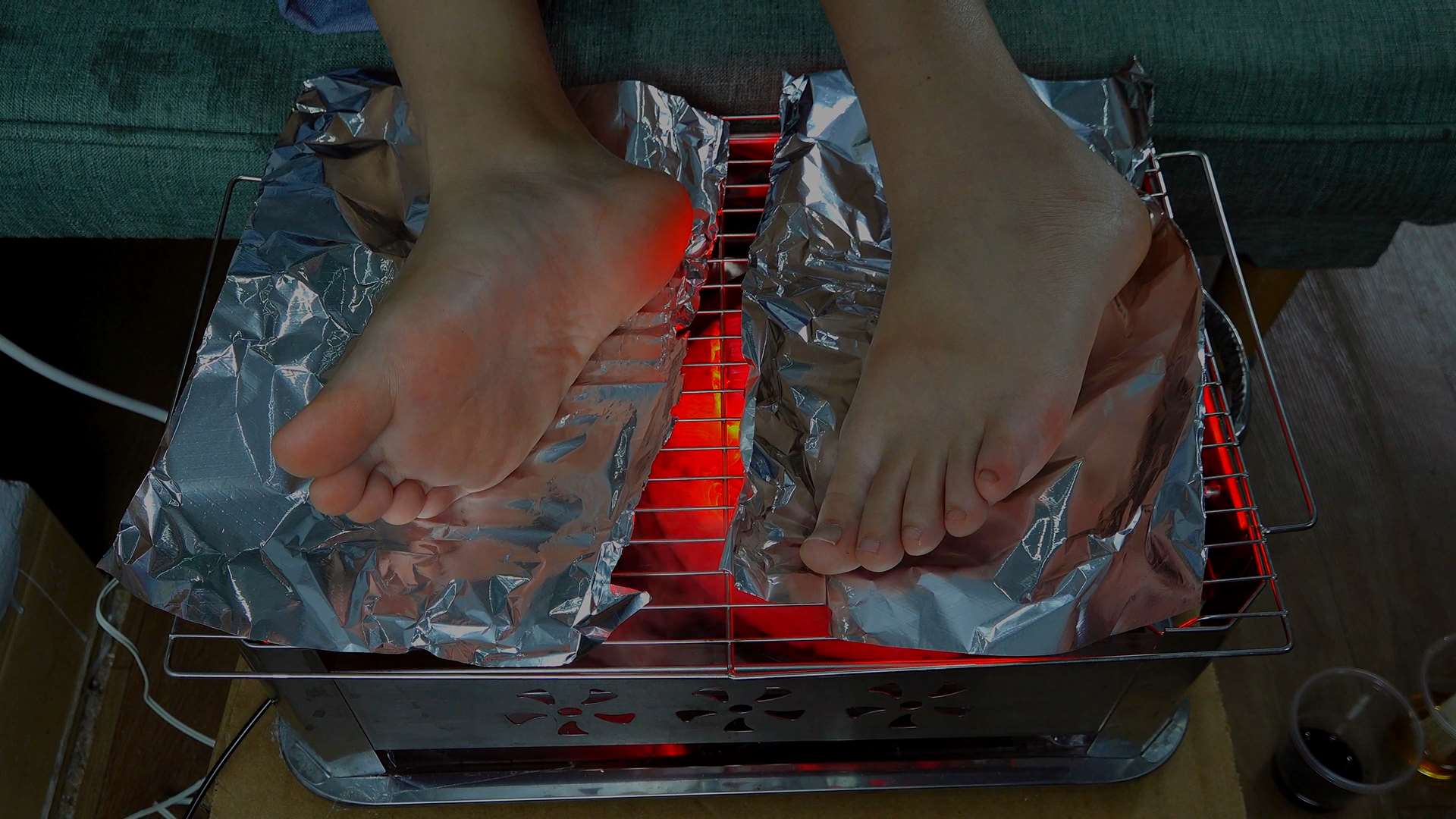 《[视频]秀秀的美脚拉上烧烤架烧烤看看》作品图