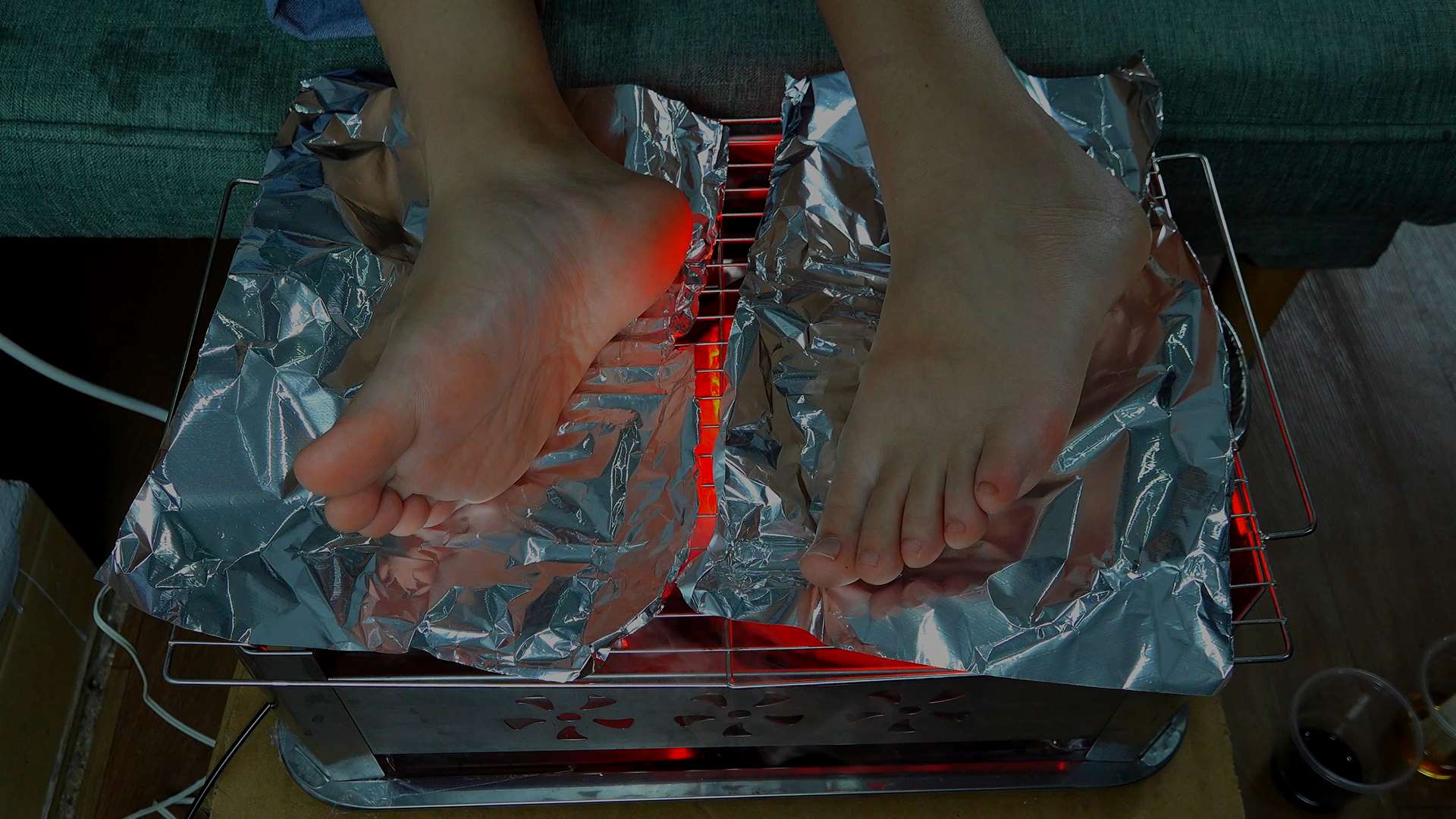 《[视频]秀秀的美脚拉上烧烤架烧烤看看》作品图