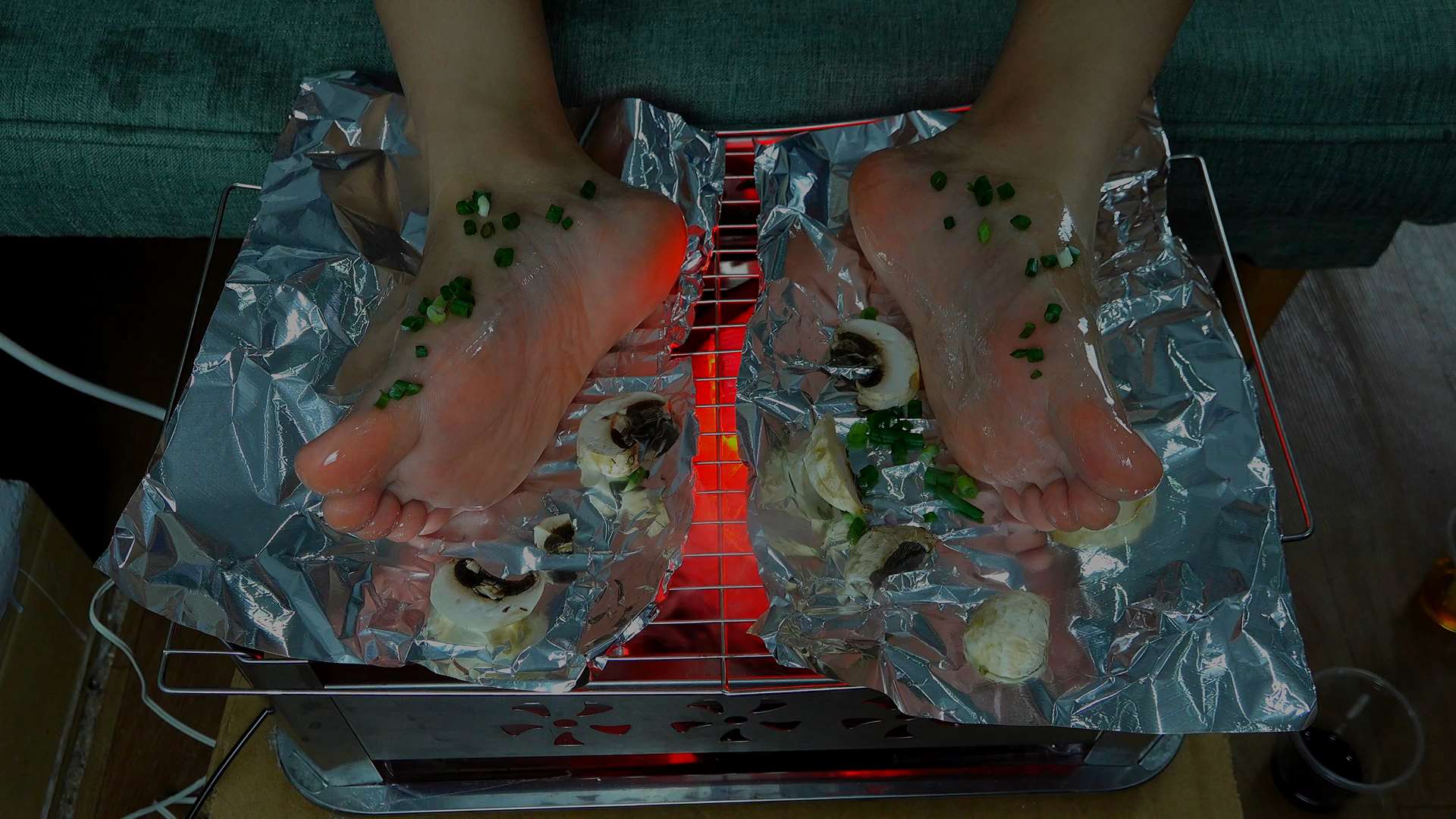 《[视频]秀秀的美脚拉上烧烤架烧烤看看》作品图