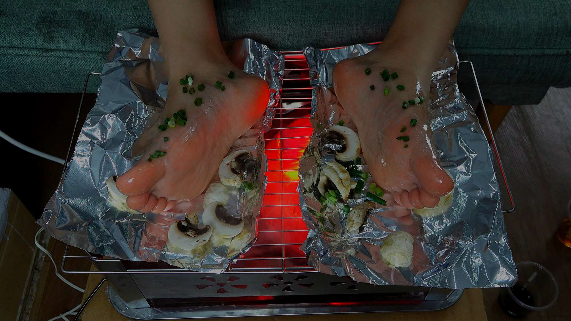 《[视频]秀秀的美脚拉上烧烤架烧烤看看》作品图