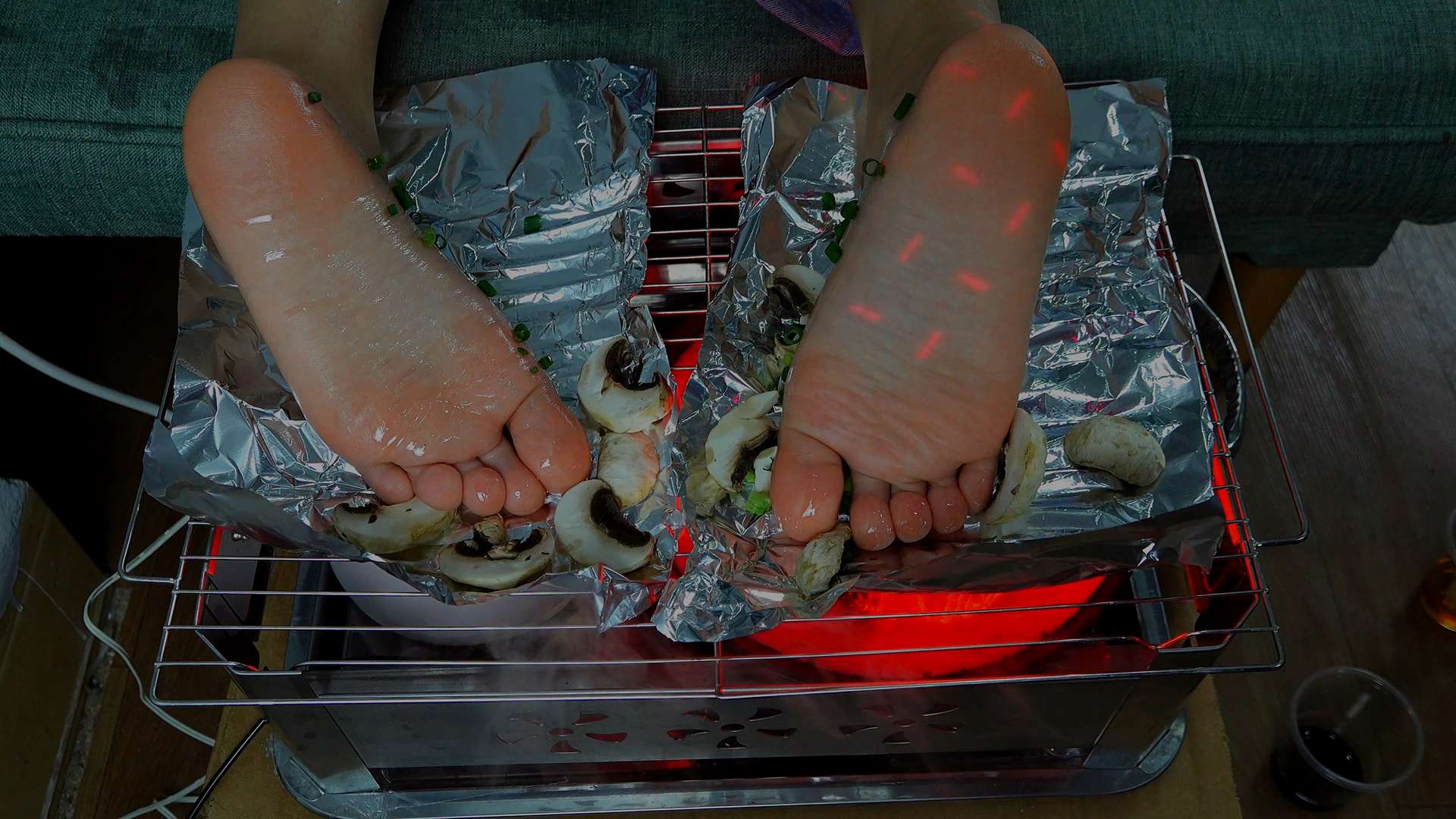 《[视频]秀秀的美脚拉上烧烤架烧烤看看》作品图