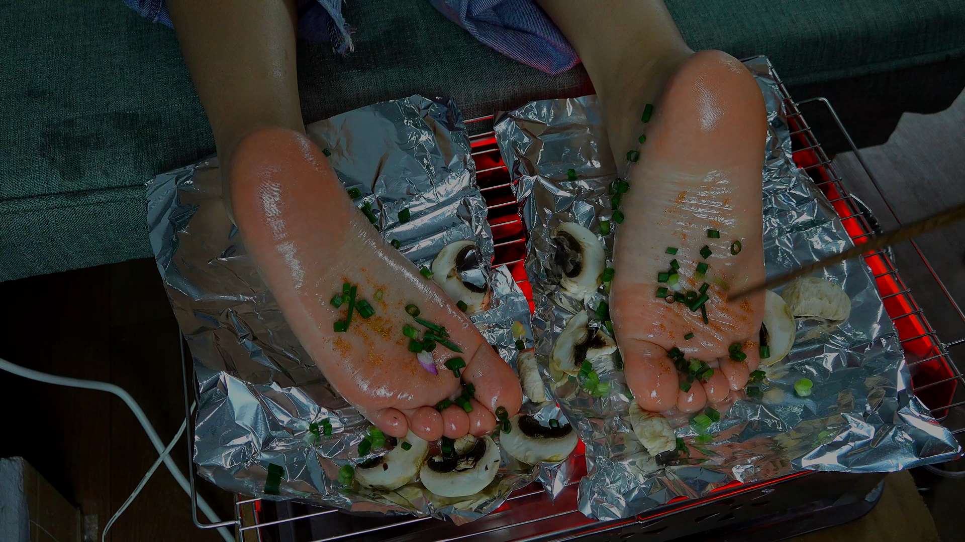 《[视频]秀秀的美脚拉上烧烤架烧烤看看》作品图