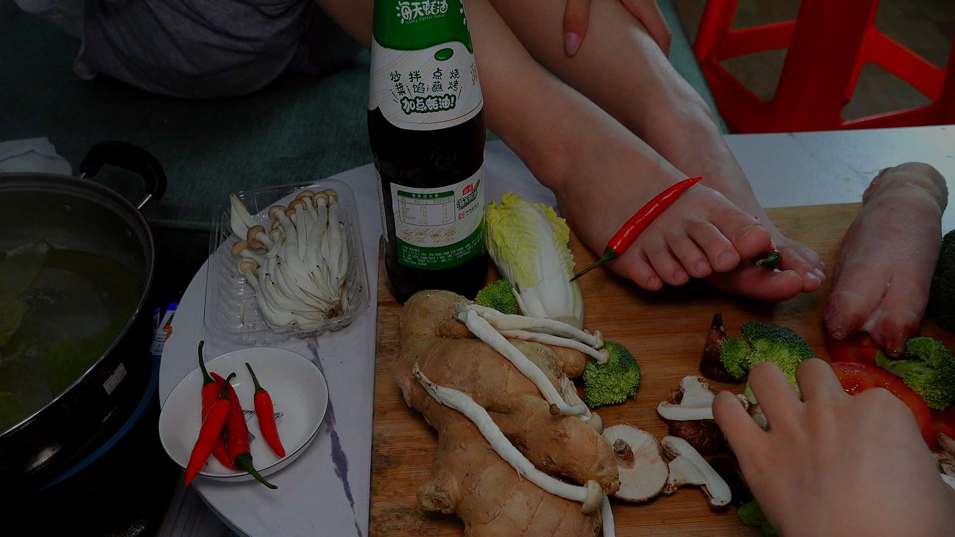 《[视频]怡怡的美脚加上各种佐料太香了》作品图