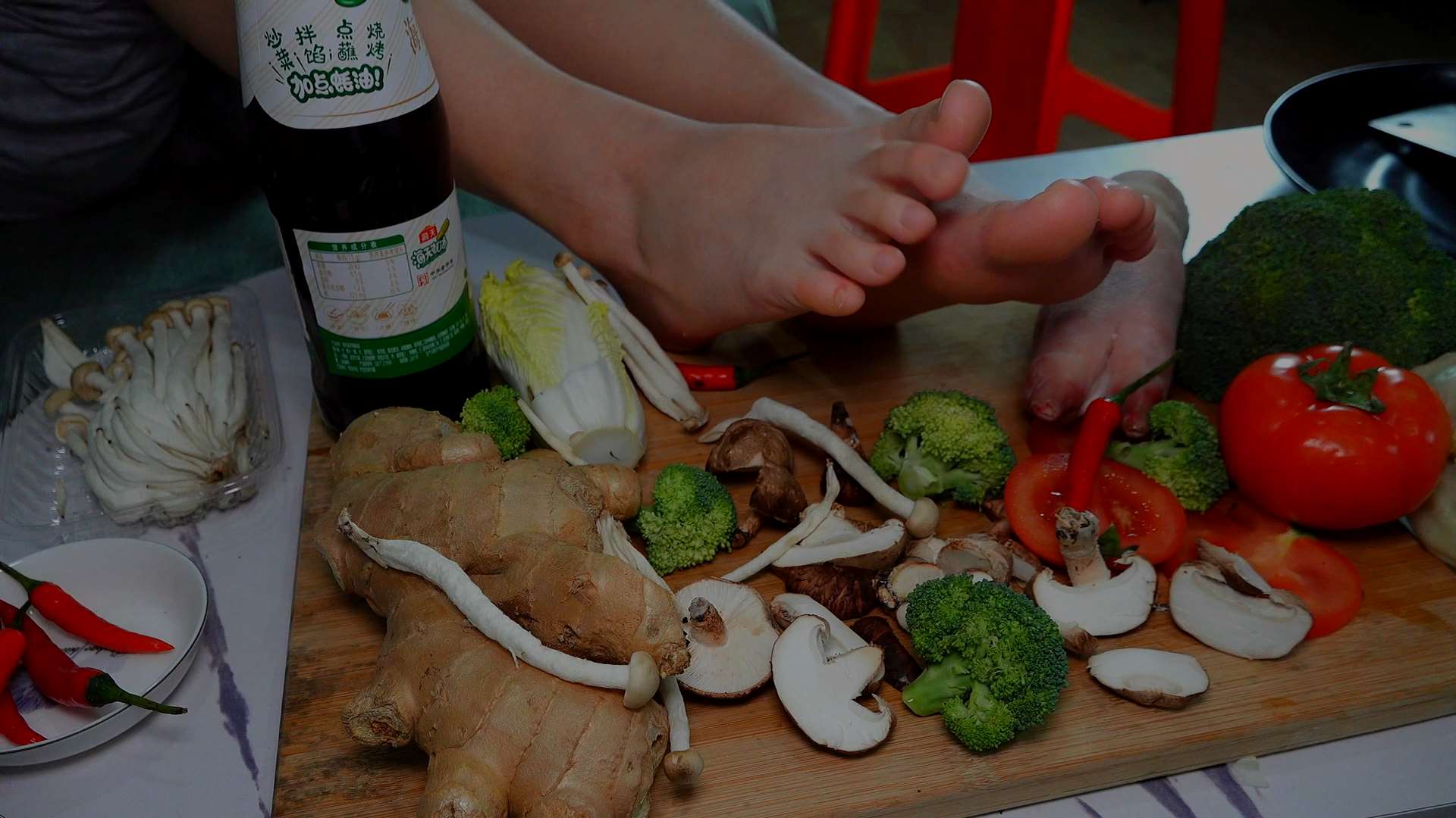 《[视频]怡怡的美脚加上各种佐料太香了》作品图