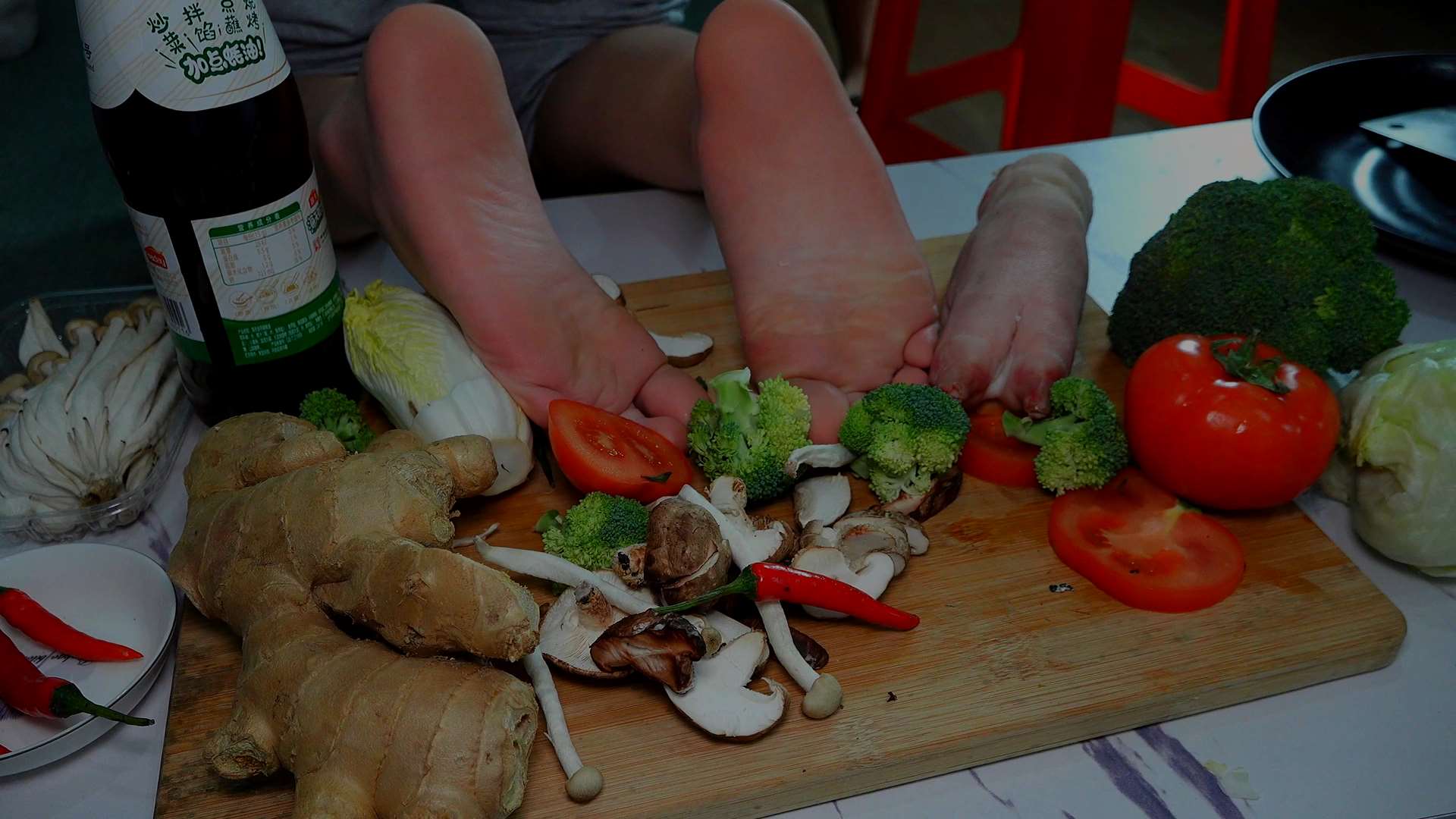 《[视频]怡怡的美脚加上各种佐料太香了》作品图