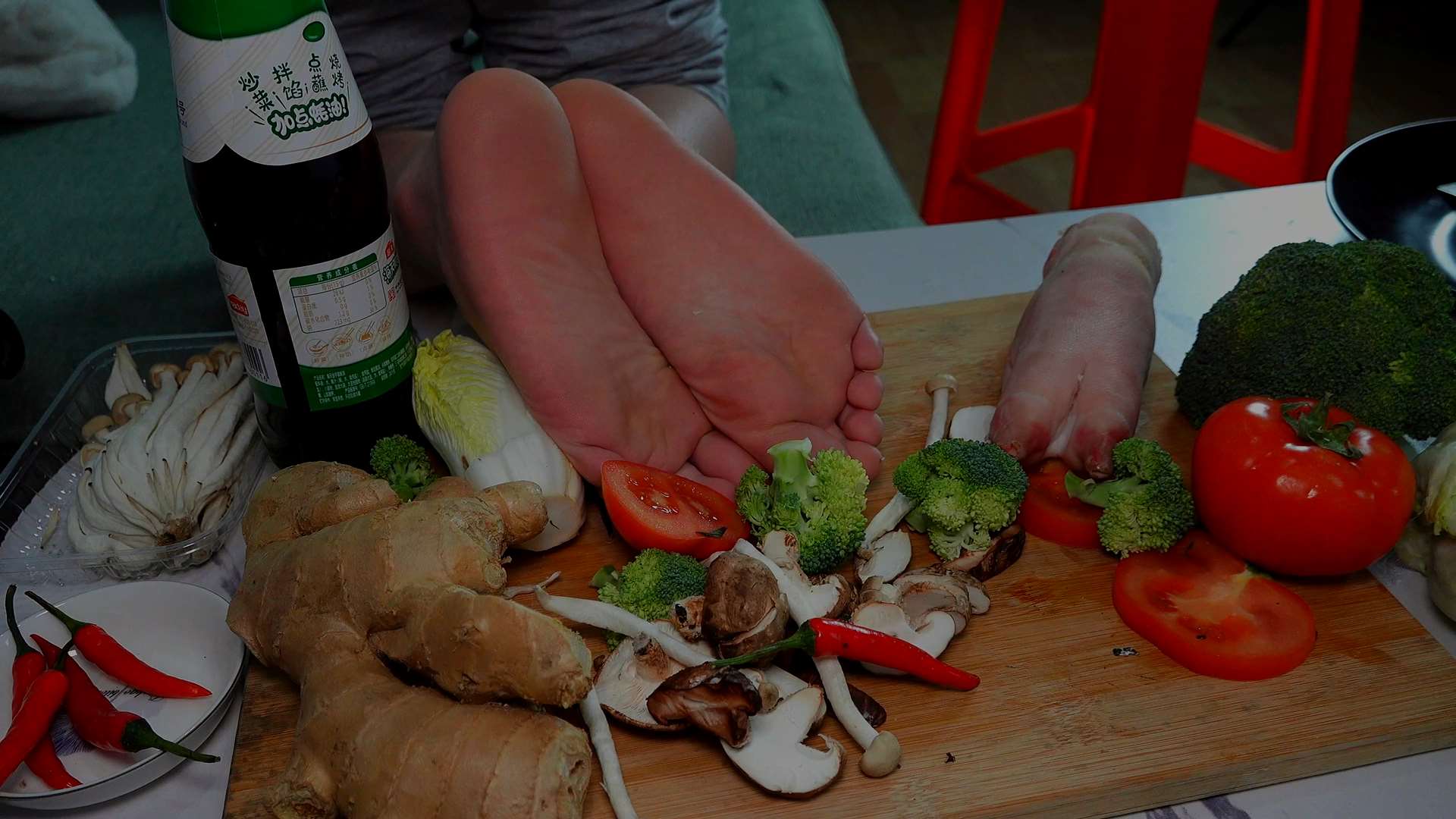 《[视频]怡怡的美脚加上各种佐料太香了》作品图