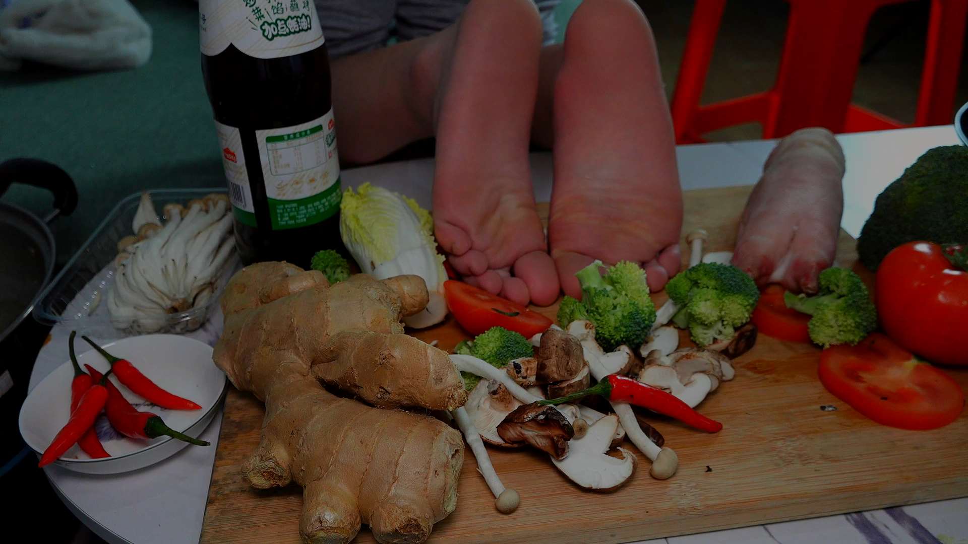 《[视频]怡怡的美脚加上各种佐料太香了》作品图