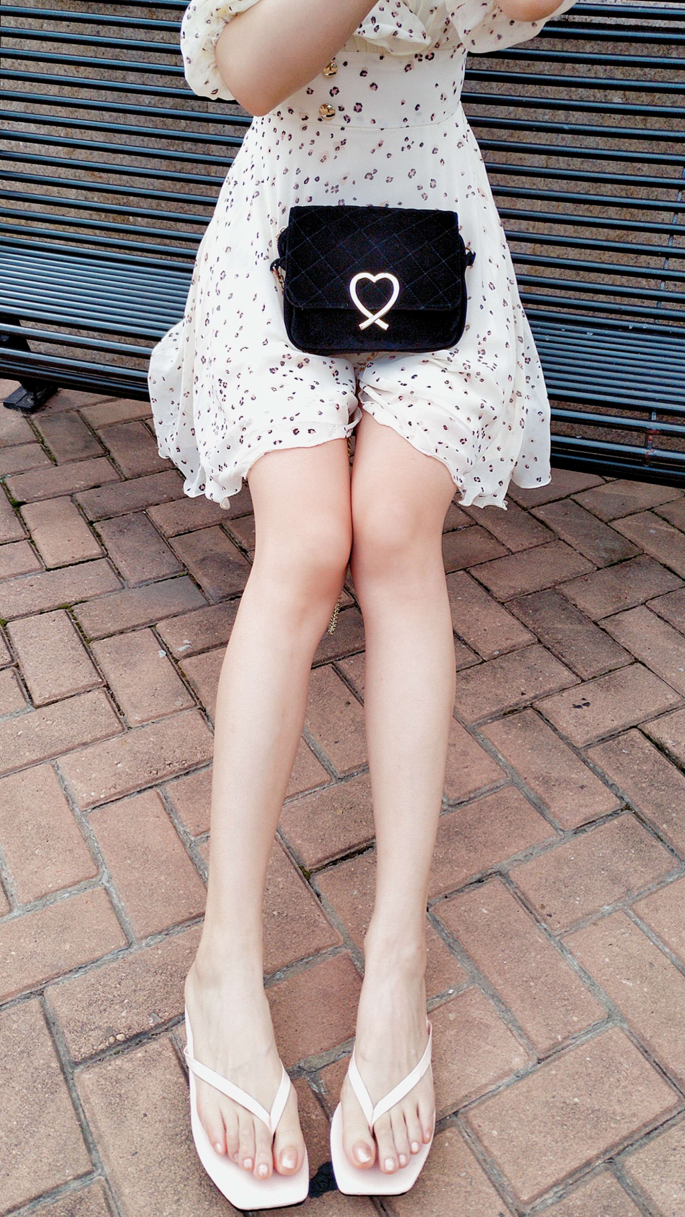 《高价约来轻熟少妇公园里拍她诱人的丝袜美足》作品图