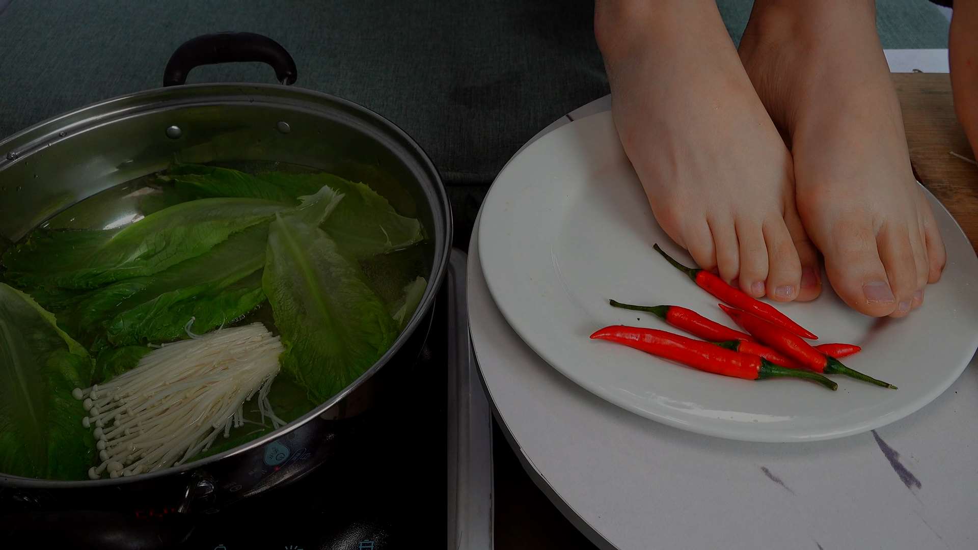 《[视频]用莹莹的小脚打个火锅试试看》作品图