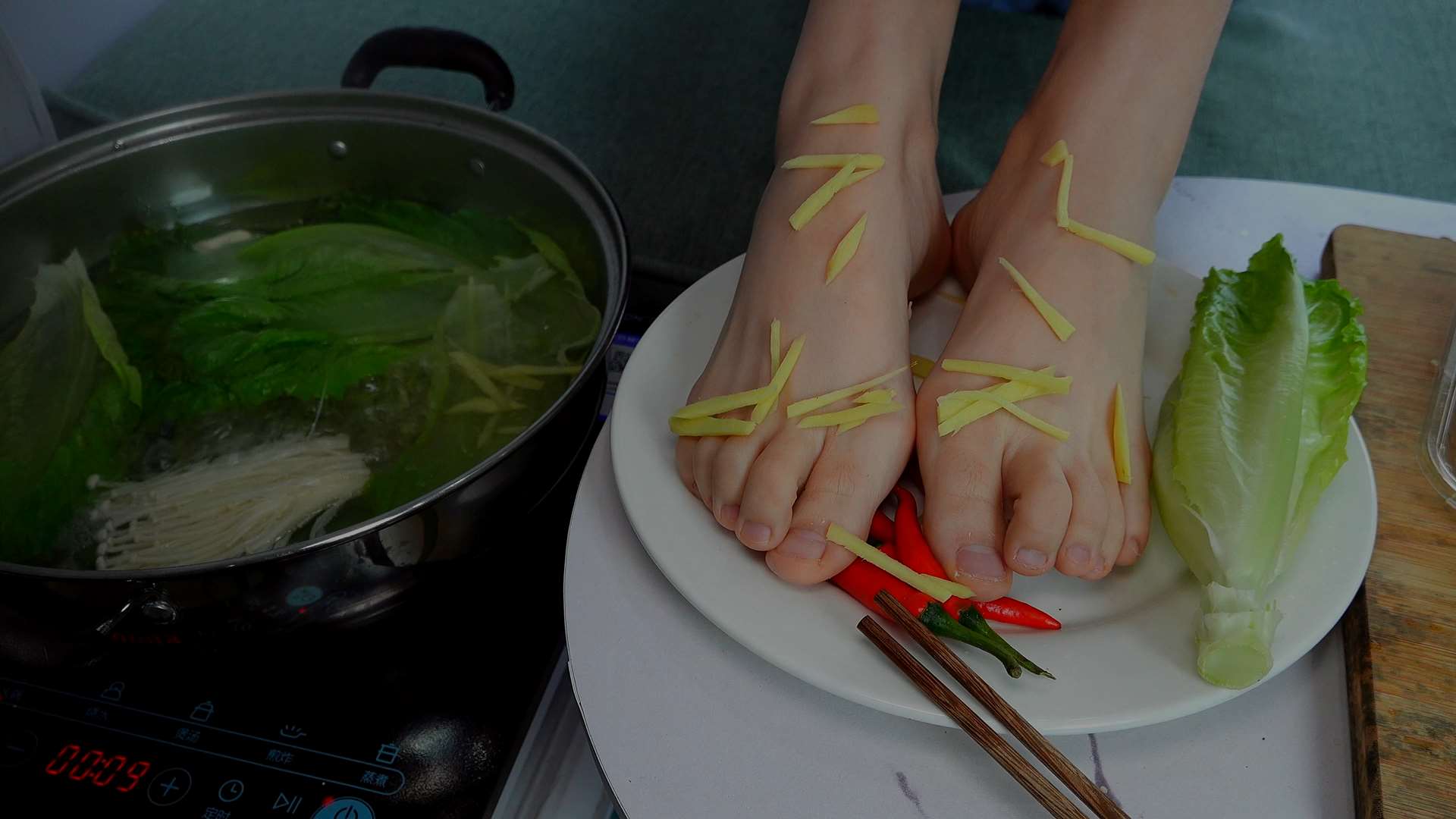 《[视频]用莹莹的小脚打个火锅试试看》作品图