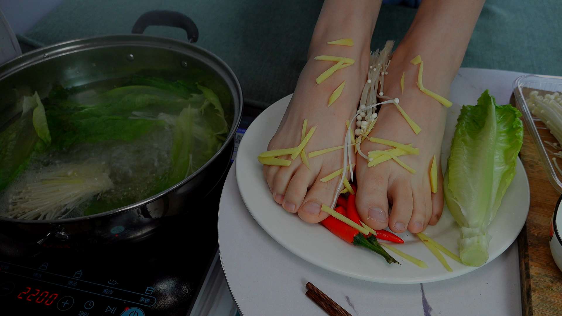 《[视频]用莹莹的小脚打个火锅试试看》作品图