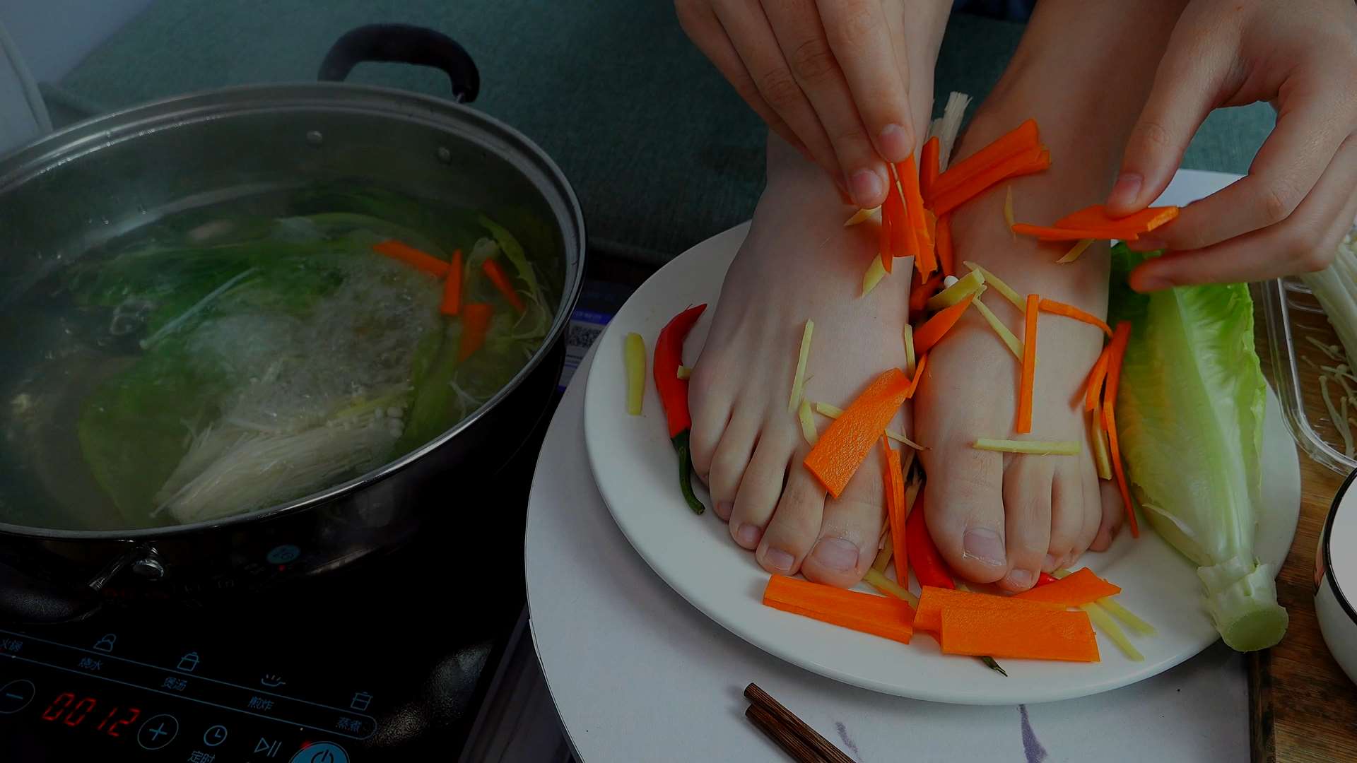 《[视频]用莹莹的小脚打个火锅试试看》作品图