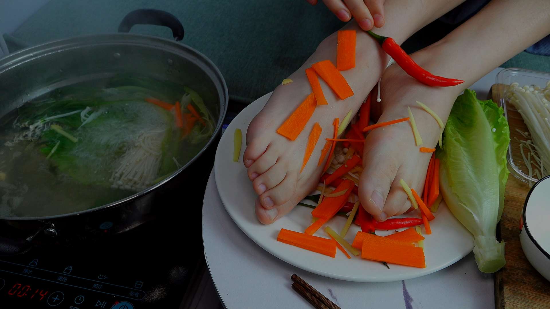 《[视频]用莹莹的小脚打个火锅试试看》作品图