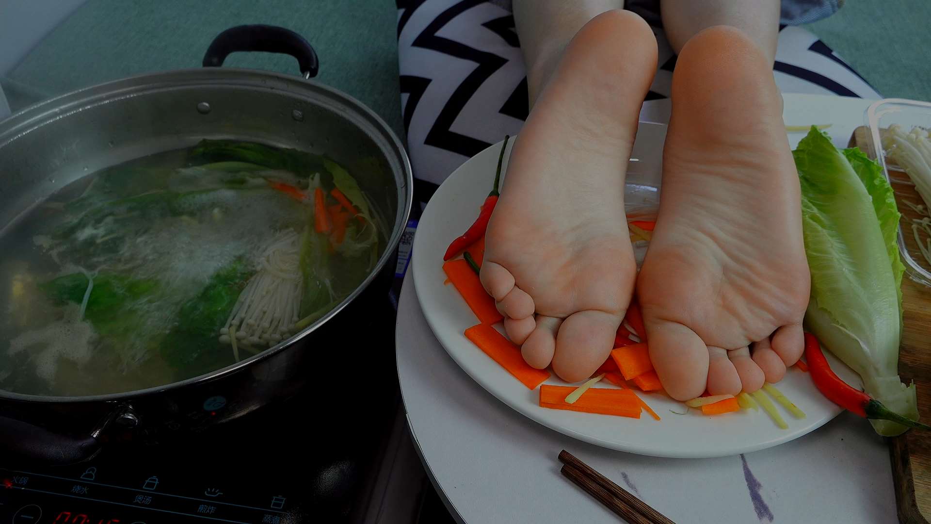《[视频]用莹莹的小脚打个火锅试试看》作品图
