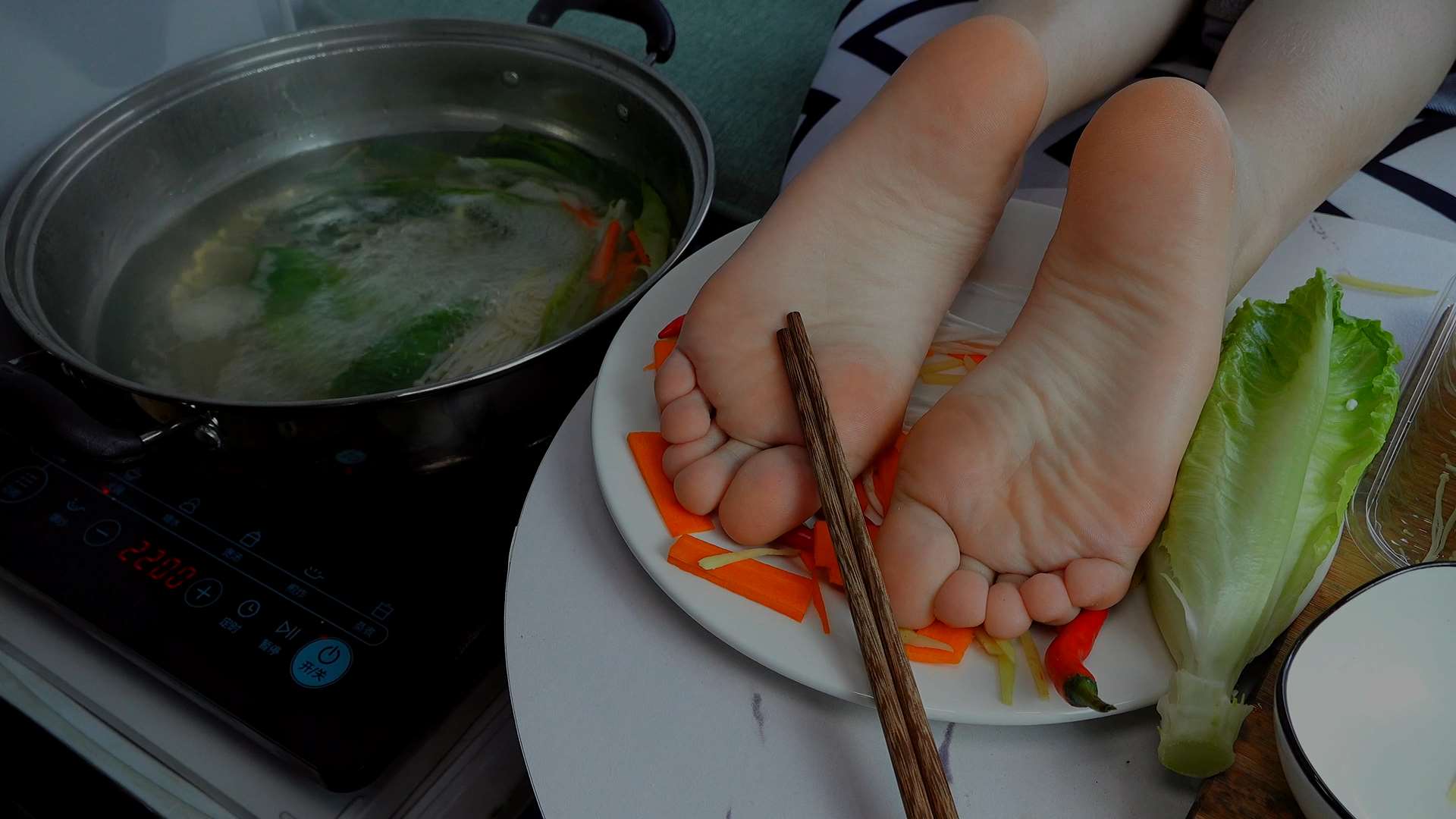 《[视频]用莹莹的小脚打个火锅试试看》作品图