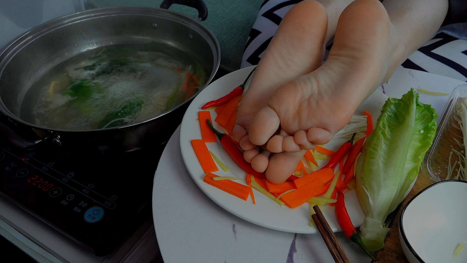 《[视频]用莹莹的小脚打个火锅试试看》作品图