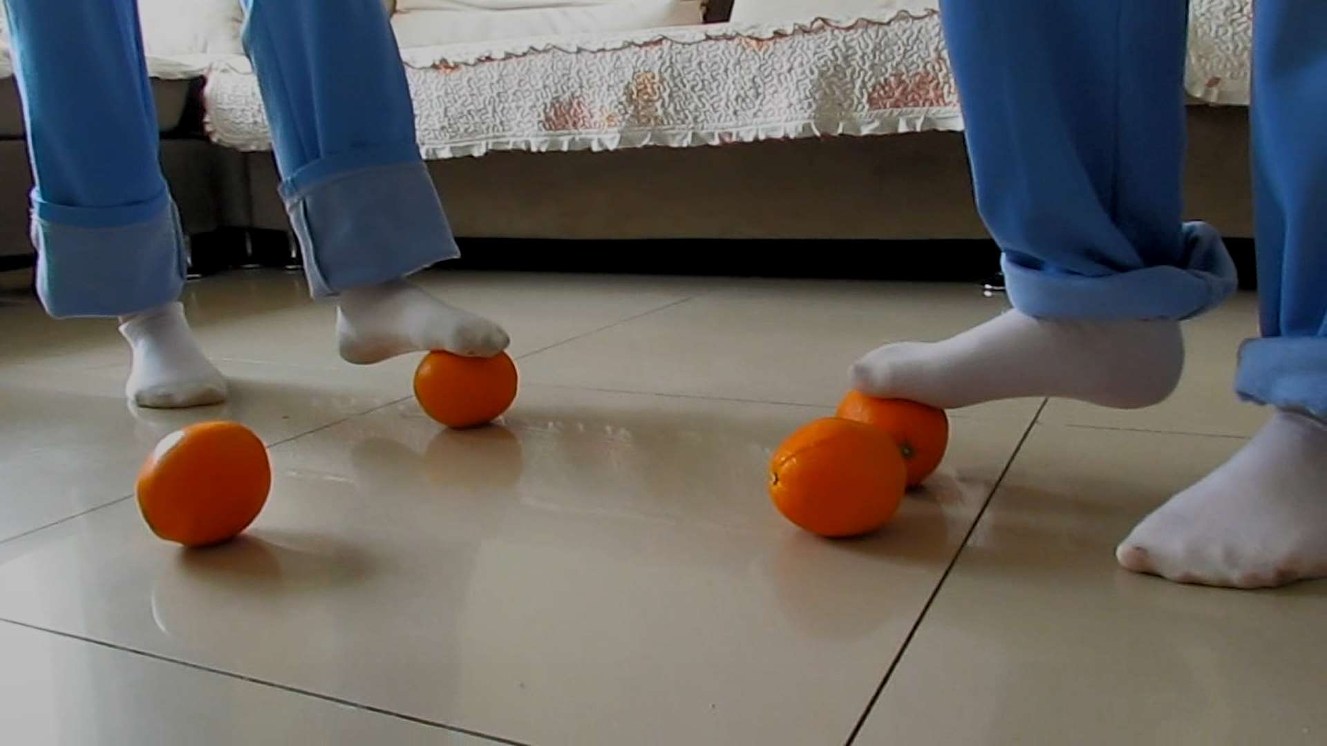 《[视频]两高中生踩橙子》作品图