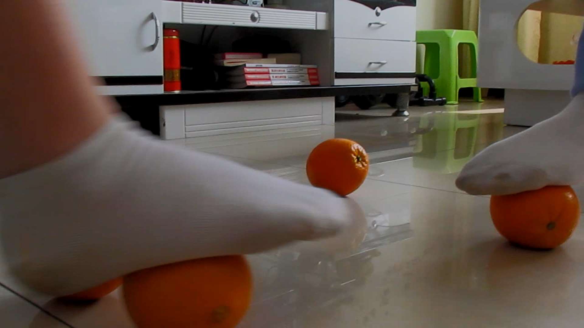 《[视频]两高中生踩橙子》作品图