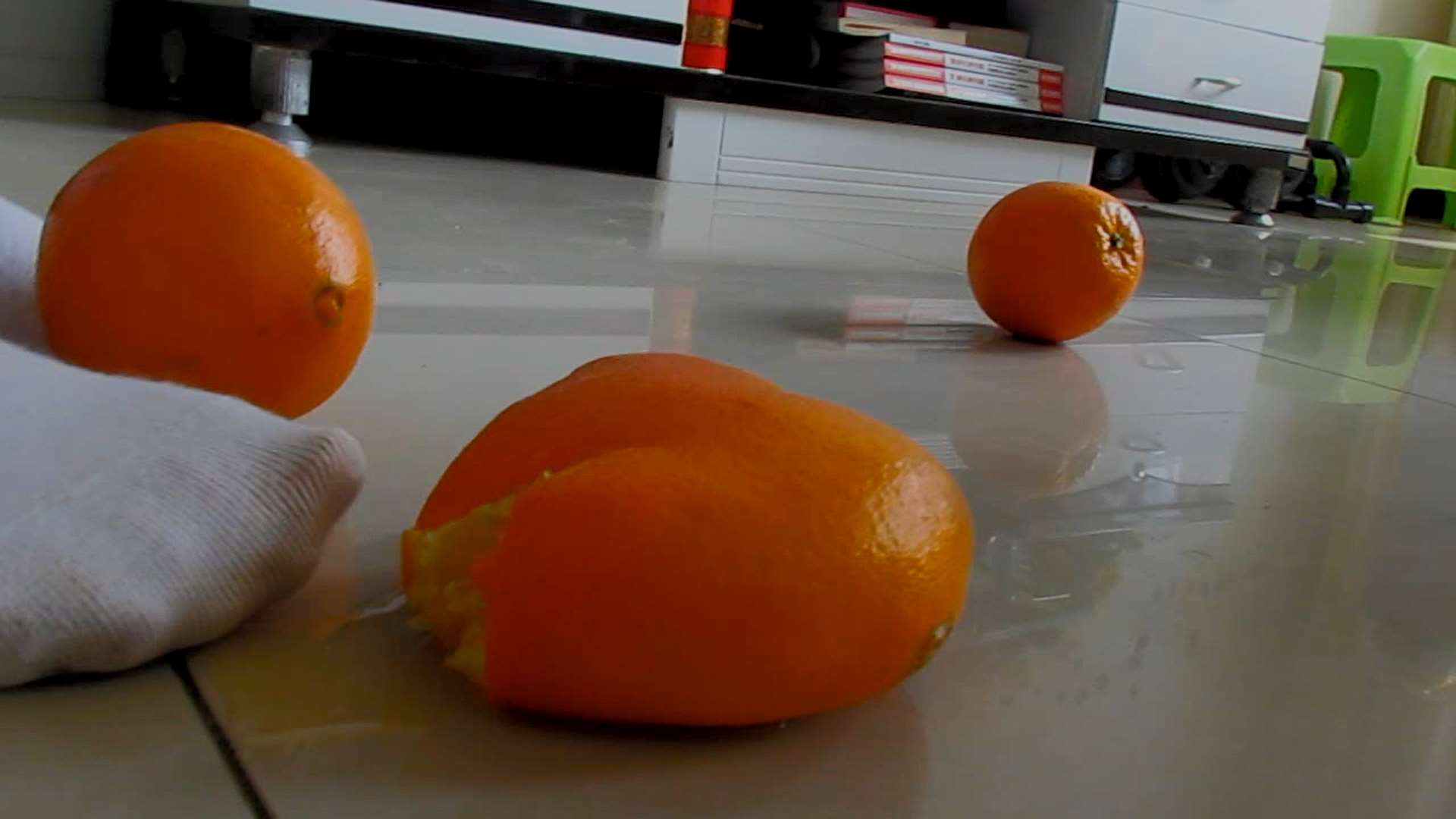 《[视频]两高中生踩橙子》作品图