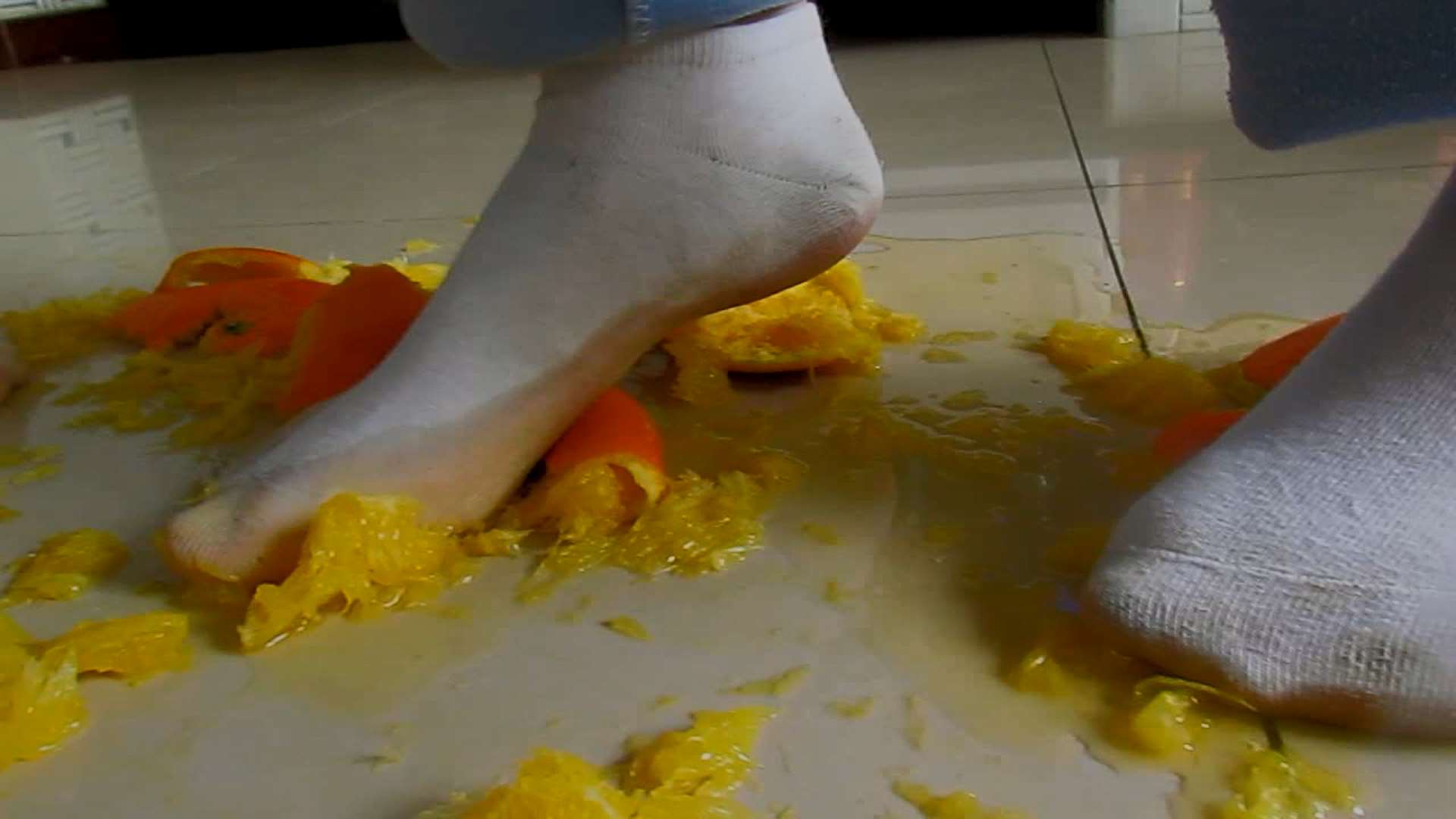 《[视频]两高中生踩橙子》作品图