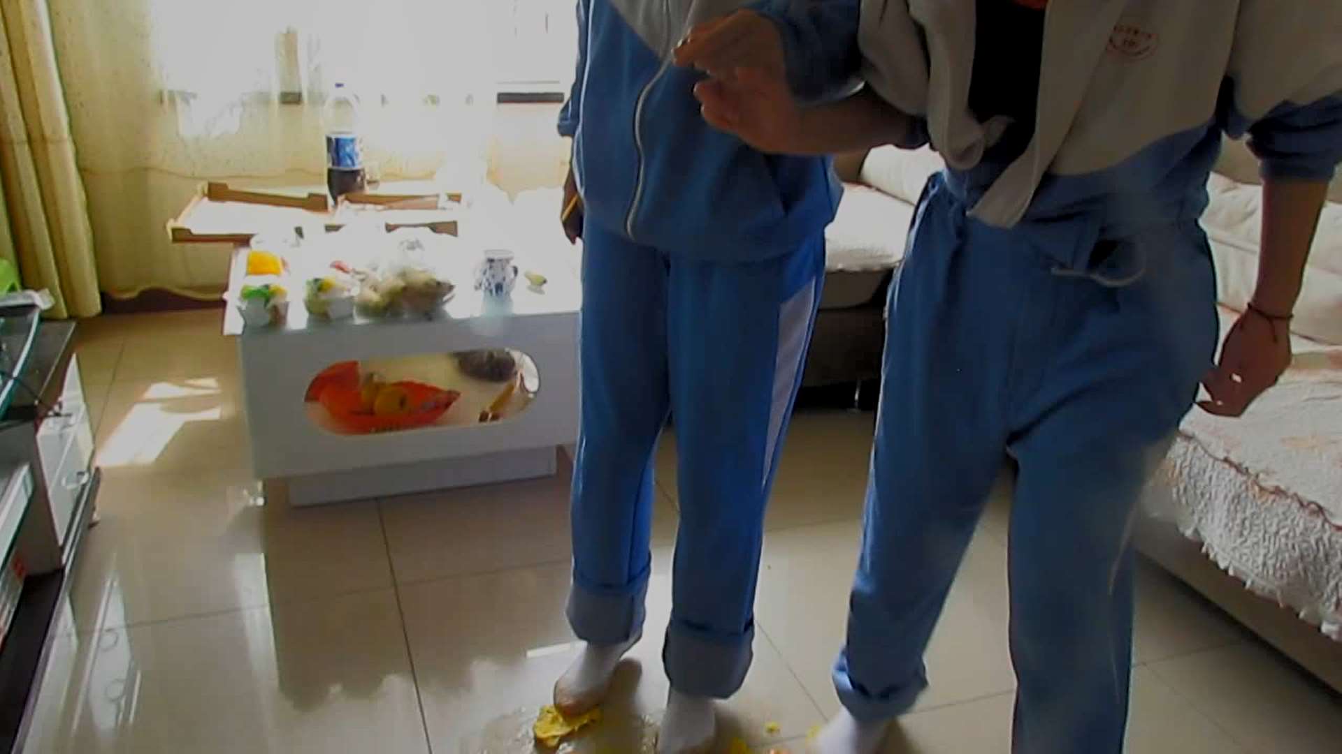 《[视频]两高中生踩橙子》作品图