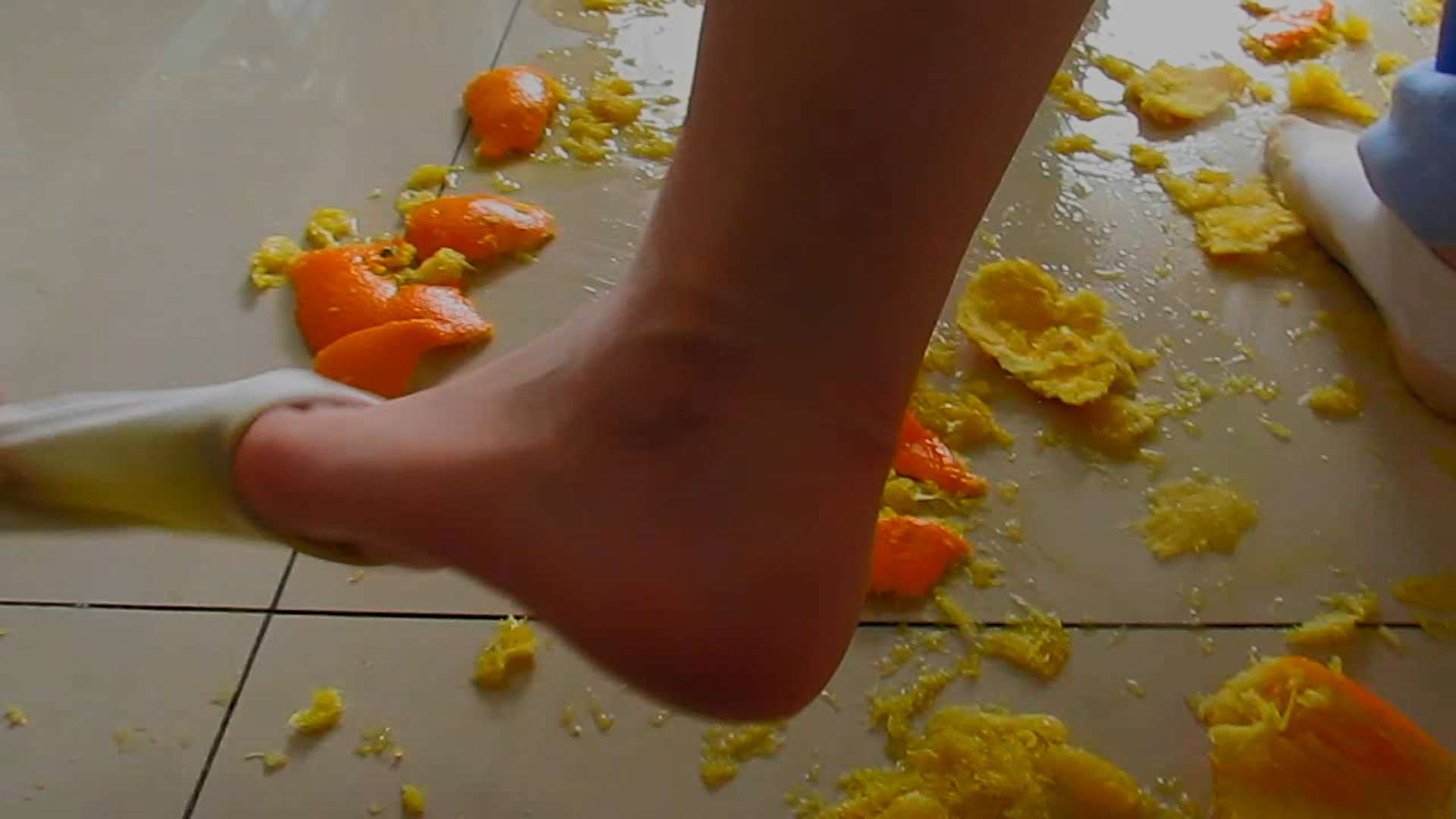 《[视频]两高中生踩橙子》作品图