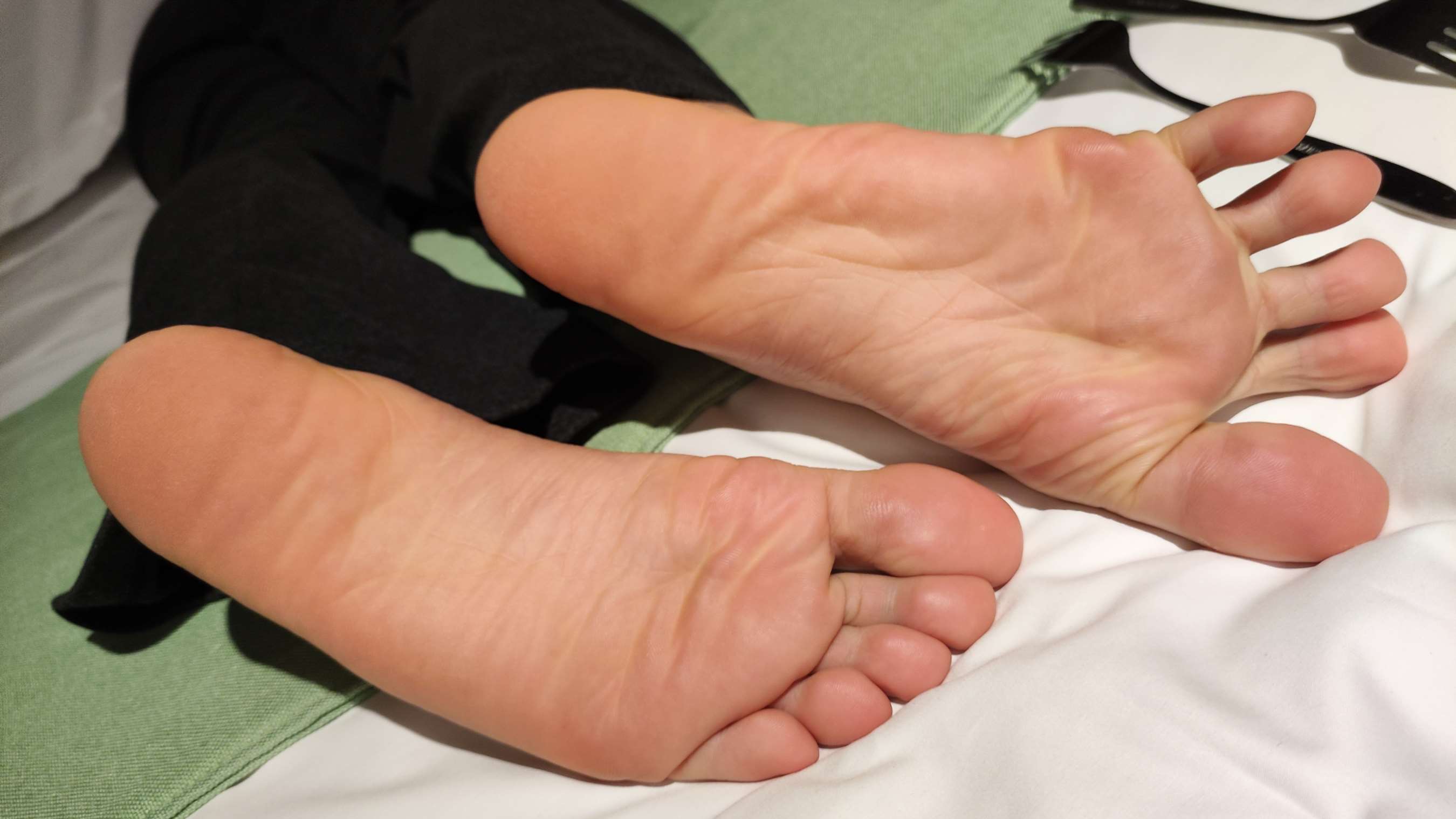 《雪碧约拍，脚底涂鸦，洗刷脚底，牙签，叉子，妹子笑声非常可爱》作品图