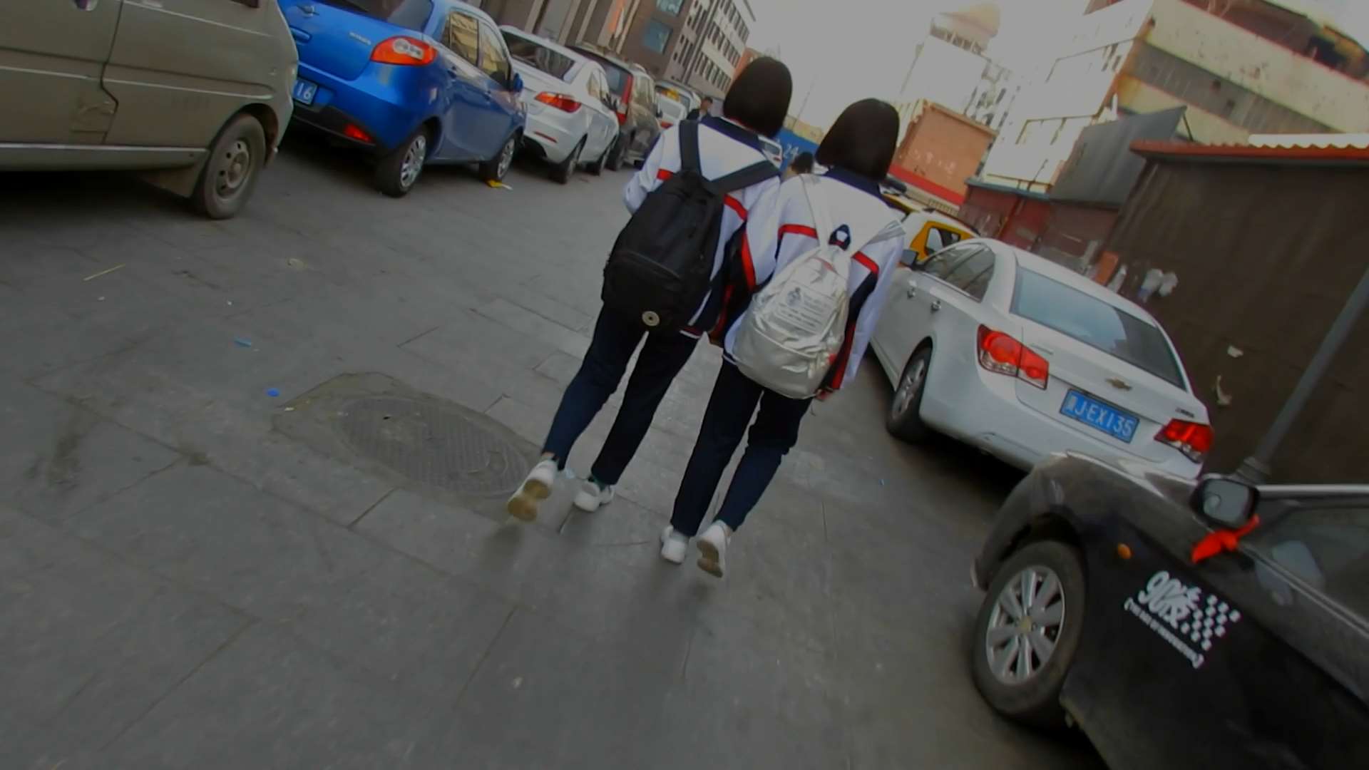 《[视频]路边真实搭讪两个高三妹妹脱船袜展示裸足》作品图