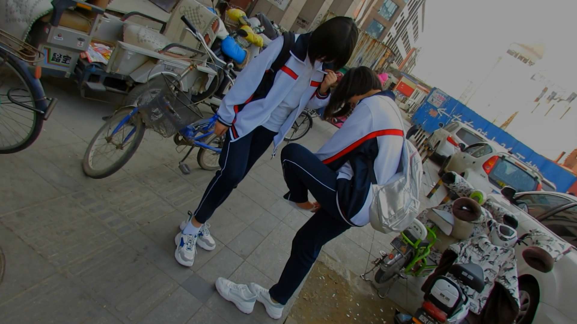 《[视频]路边真实搭讪两个高三妹妹脱船袜展示裸足》作品图