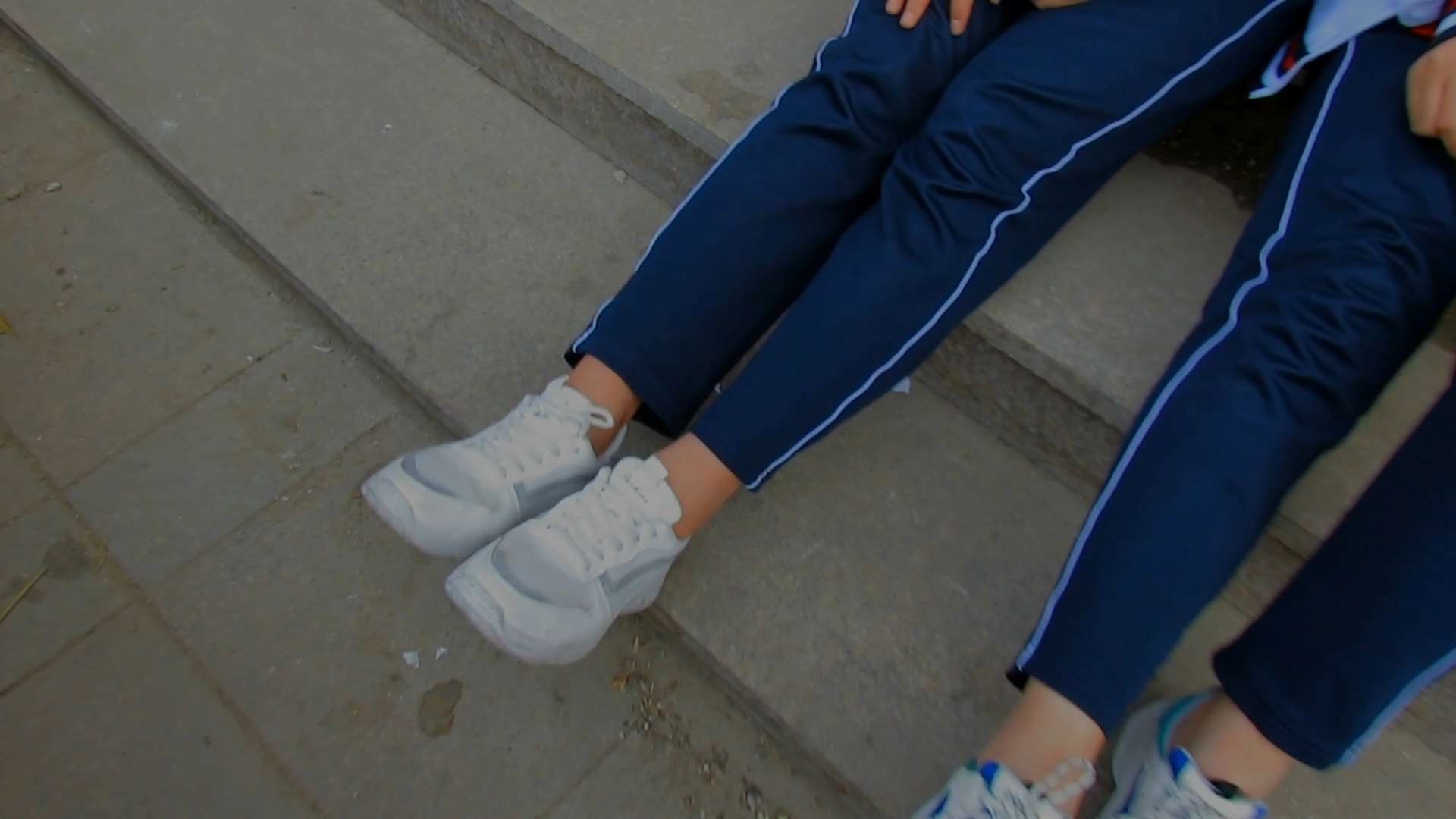 《[视频]路边真实搭讪两个高三妹妹脱船袜展示裸足》作品图