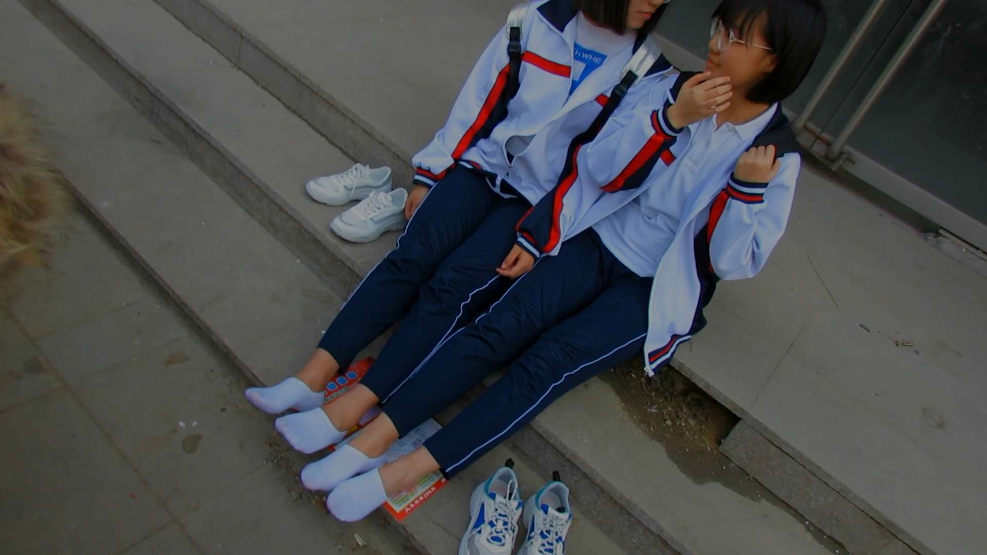 《[视频]路边真实搭讪两个高三妹妹脱船袜展示裸足》作品图