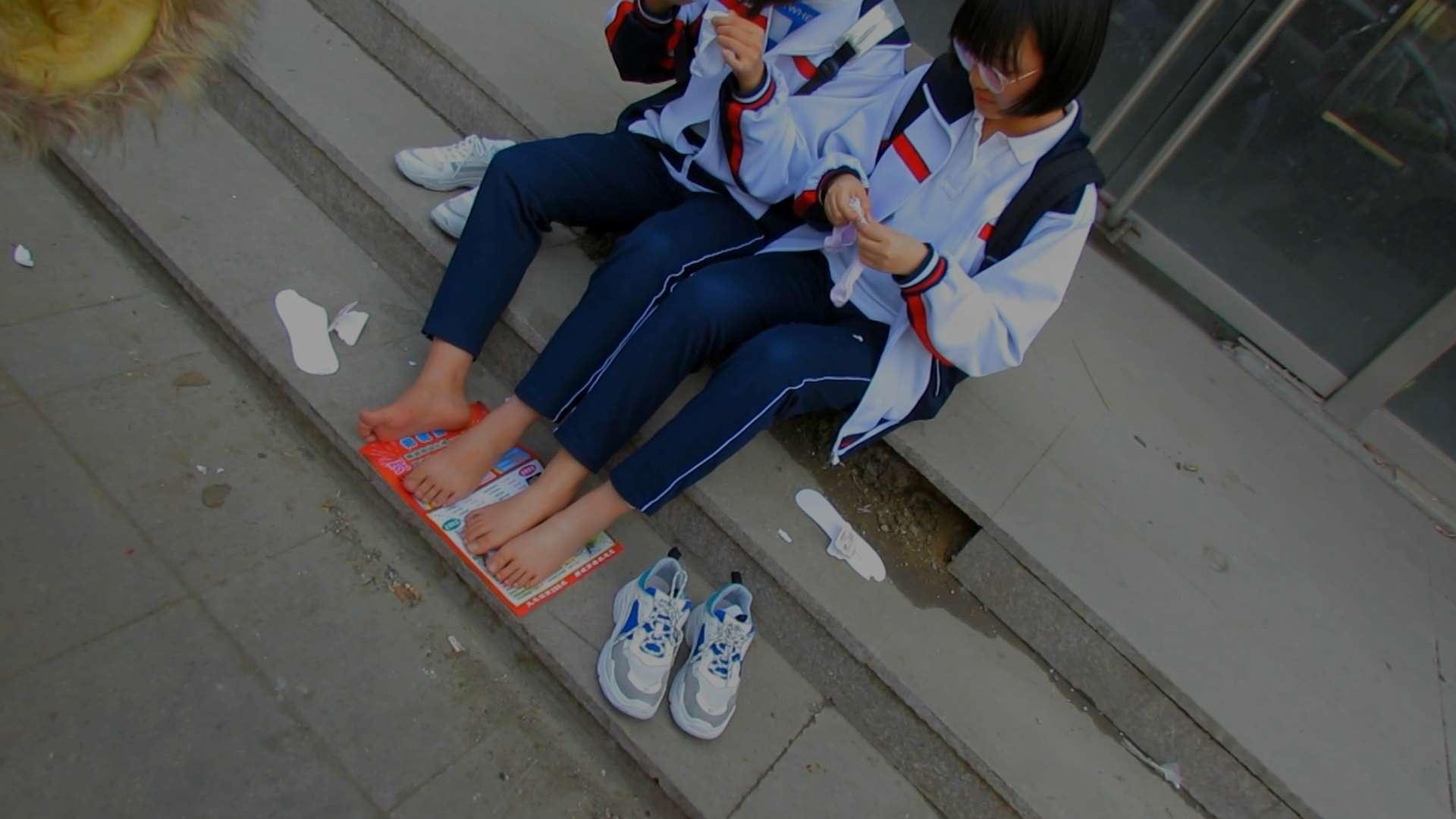 《[视频]路边真实搭讪两个高三妹妹脱船袜展示裸足》作品图