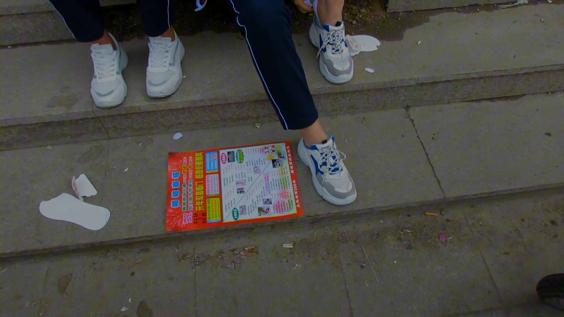 《[视频]路边真实搭讪两个高三妹妹脱船袜展示裸足》作品图