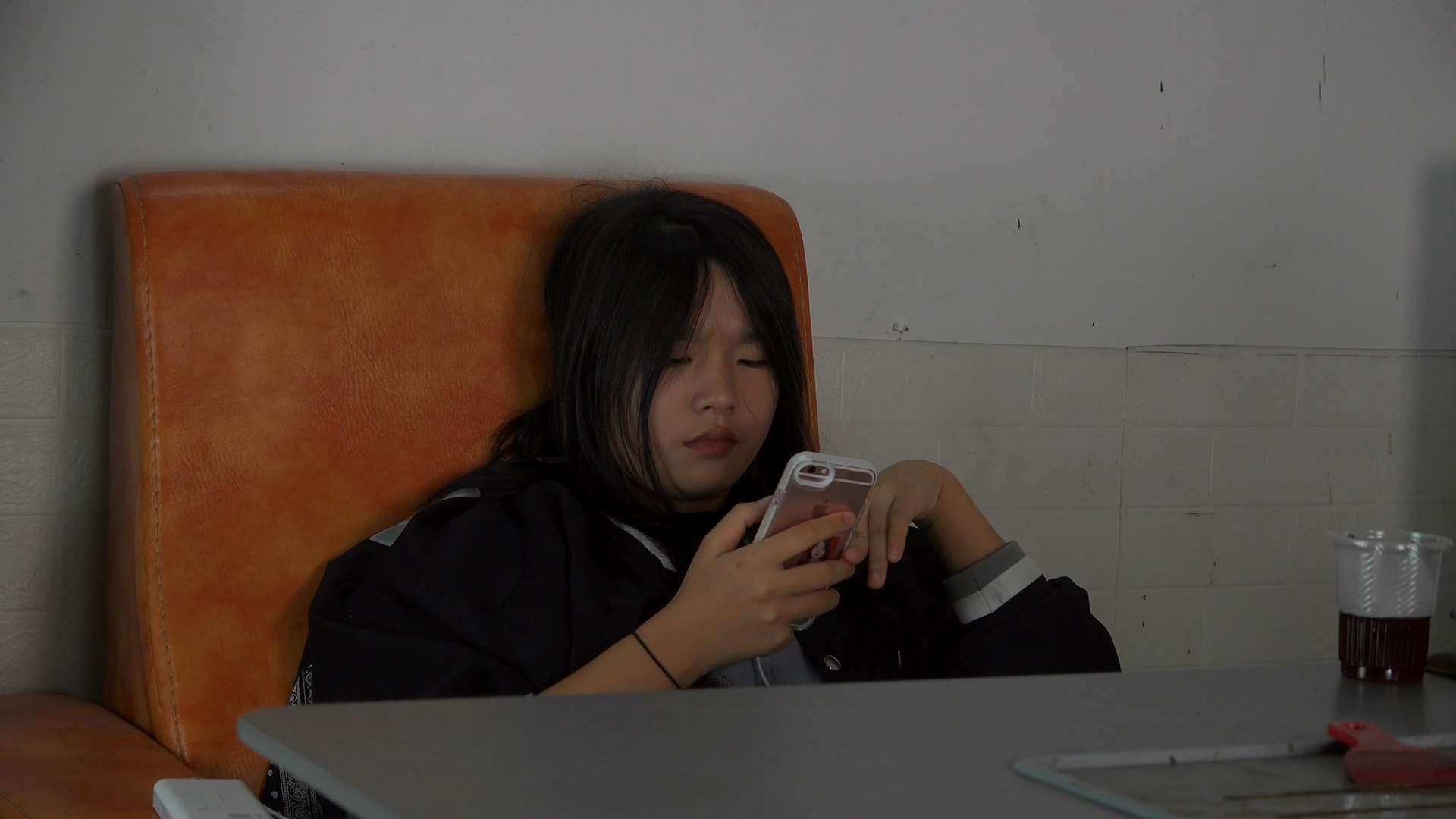 《[视频]小秋无意识展示肉嘟嘟美脚，挑鞋玩鞋》作品图