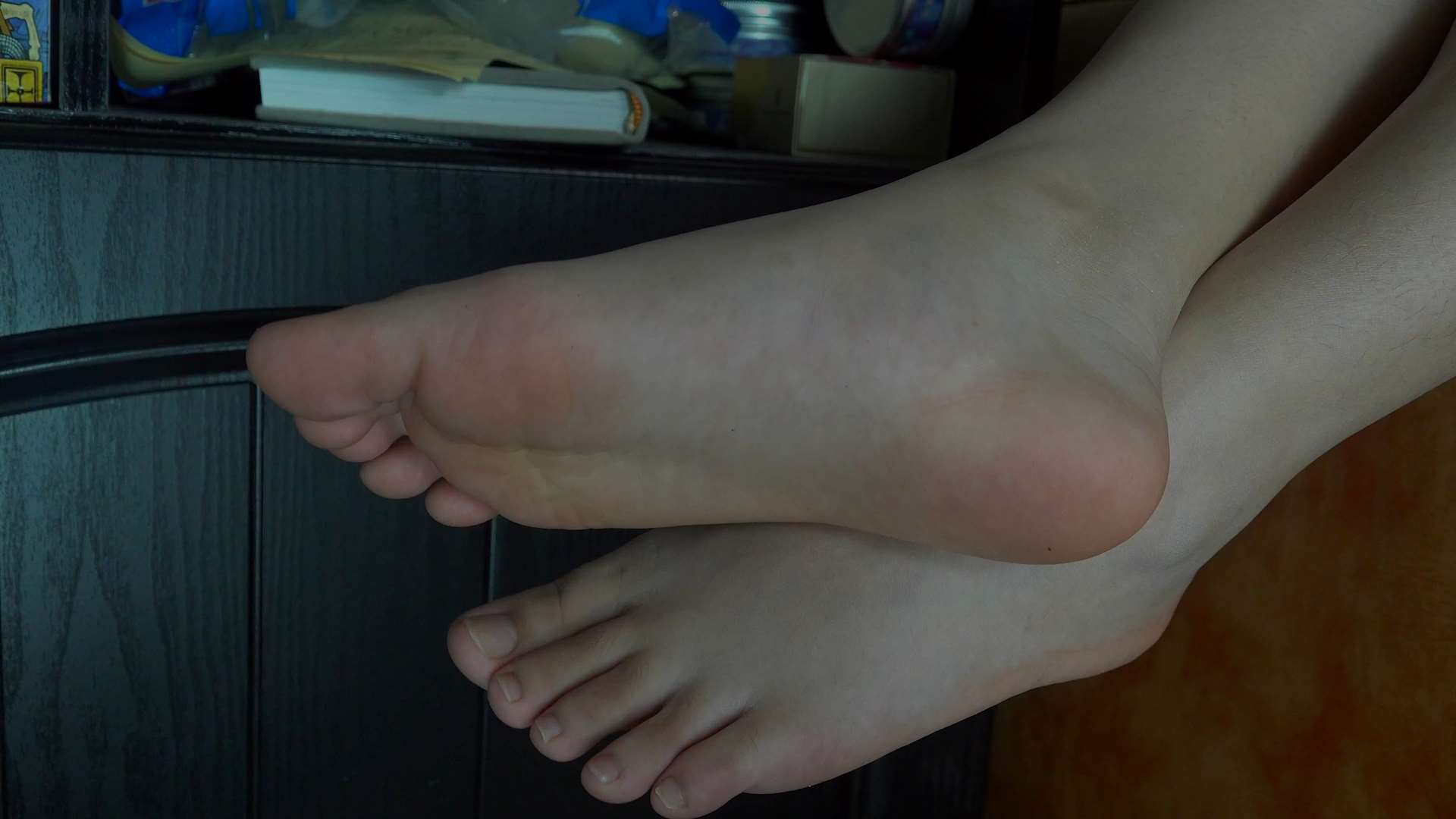 《[视频]小秋无意识展示肉嘟嘟美脚，挑鞋玩鞋》作品图