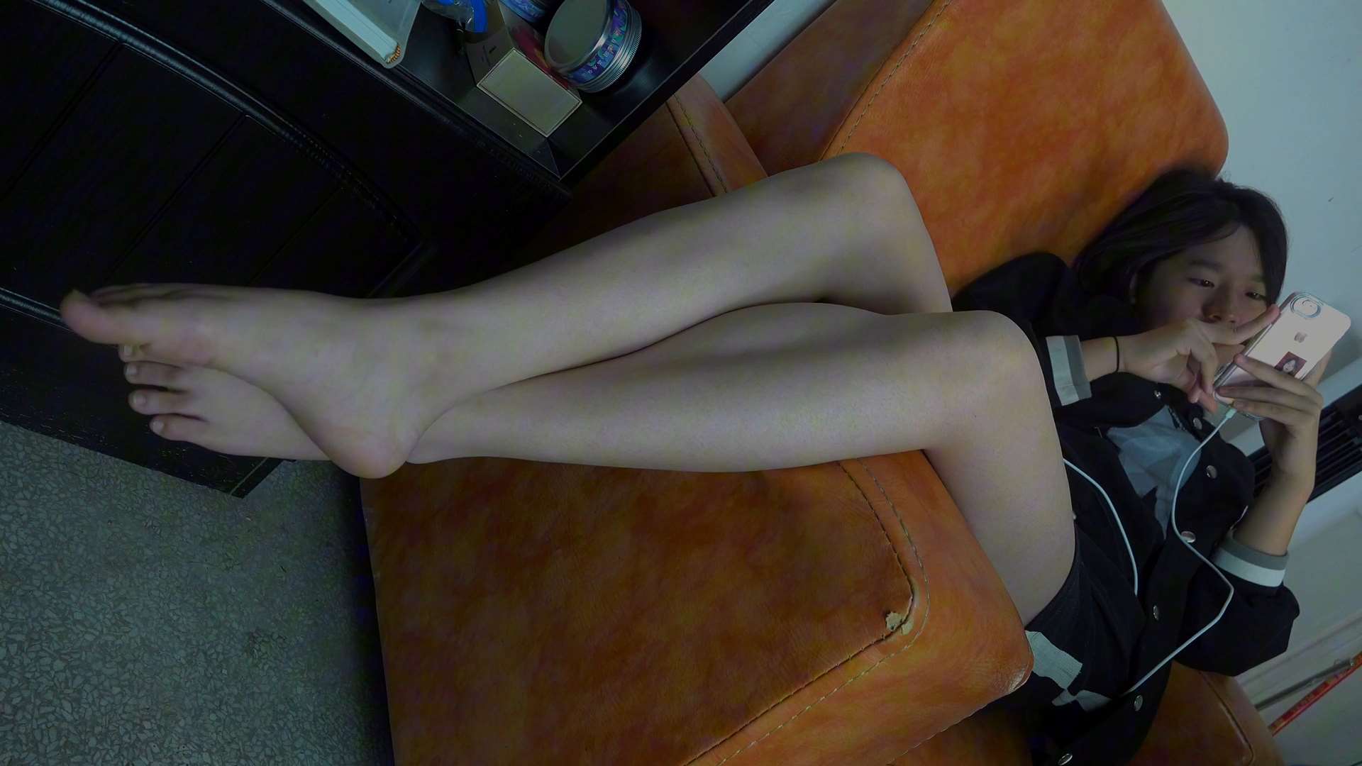 《[视频]小秋无意识展示肉嘟嘟美脚，挑鞋玩鞋》作品图