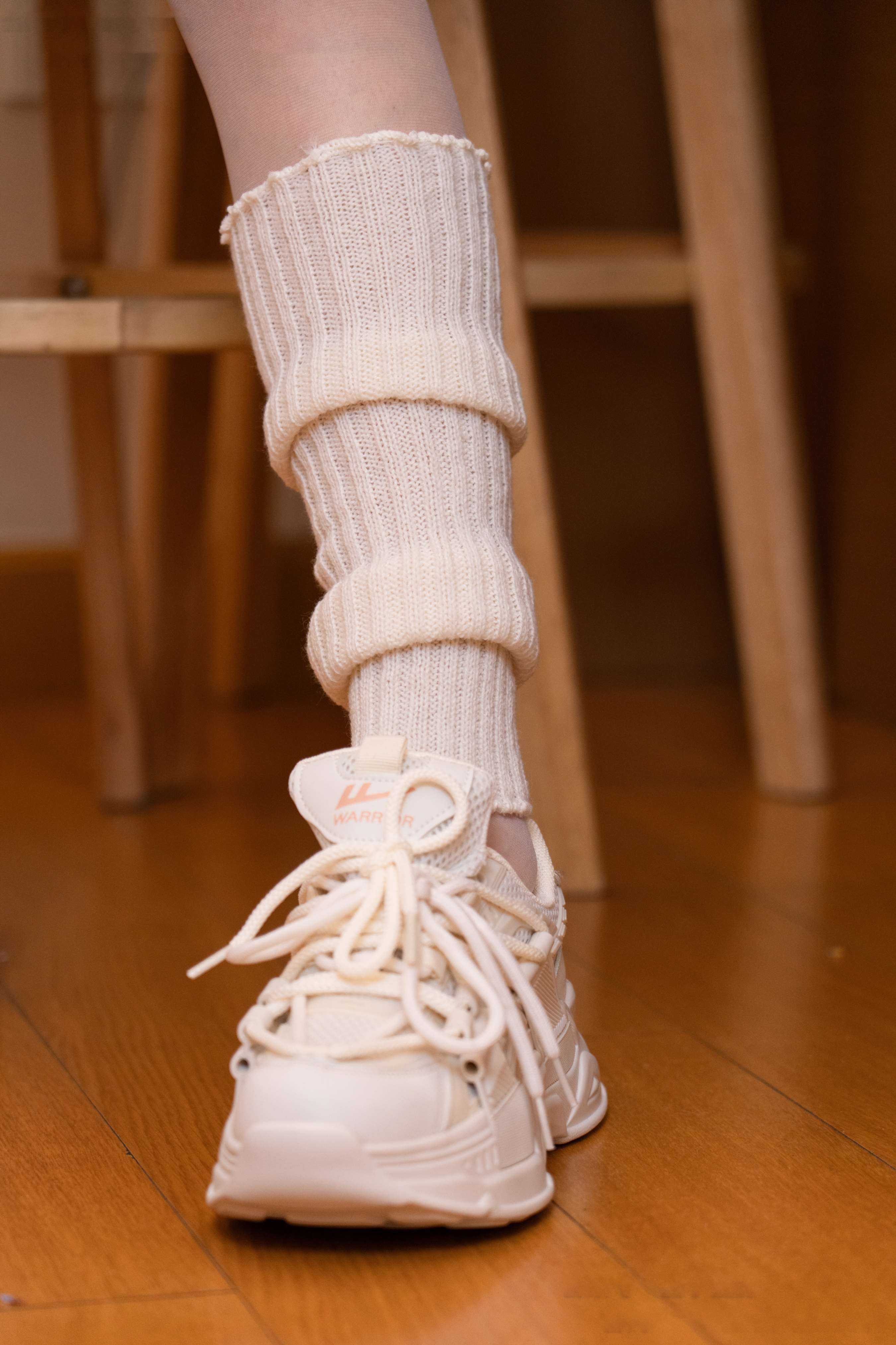 《齐齐-运动鞋、薄白丝》作品图