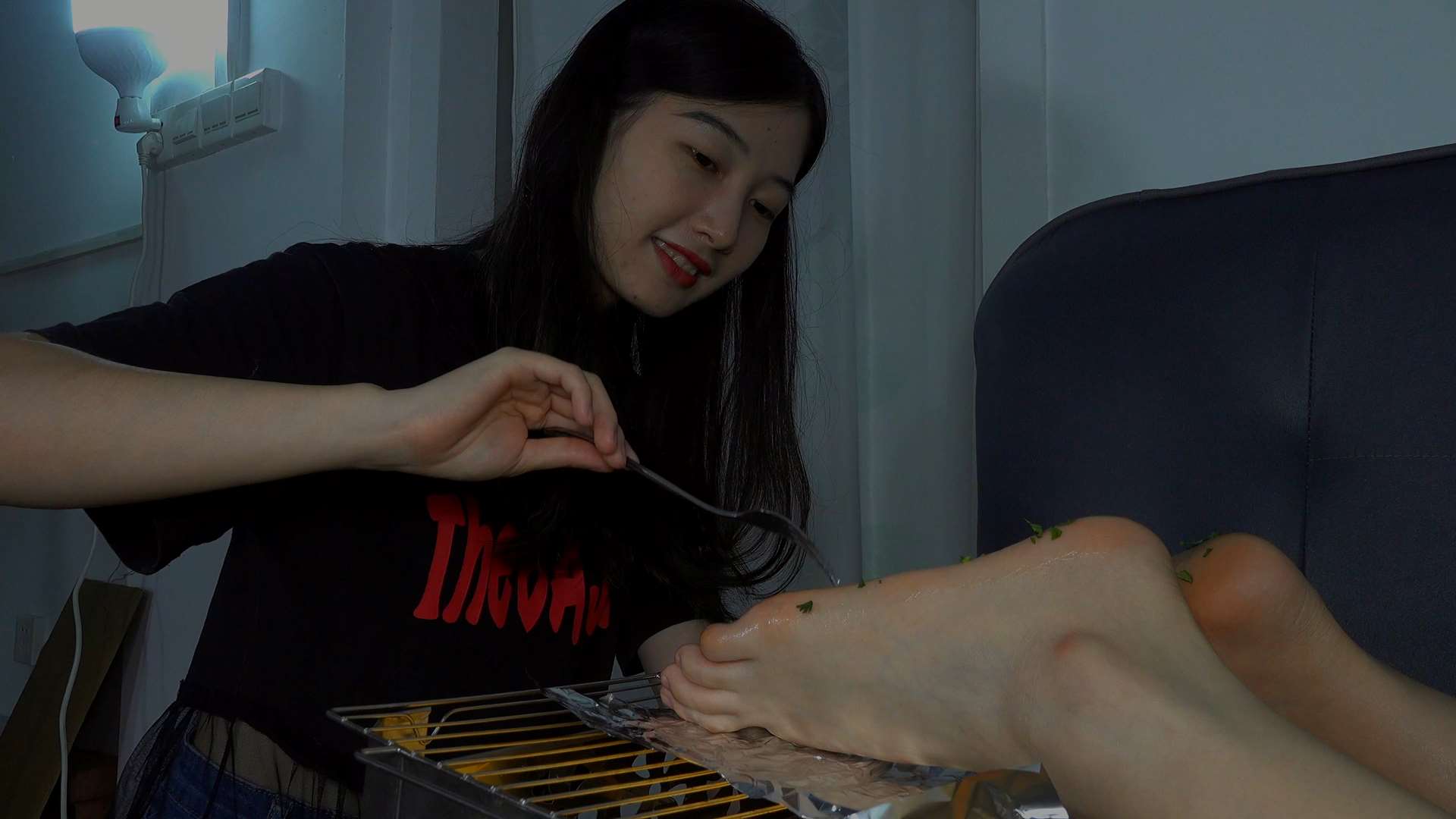 《[视频]燕玲烤完自己的小脚又拿芳芳的美脚试试》作品图