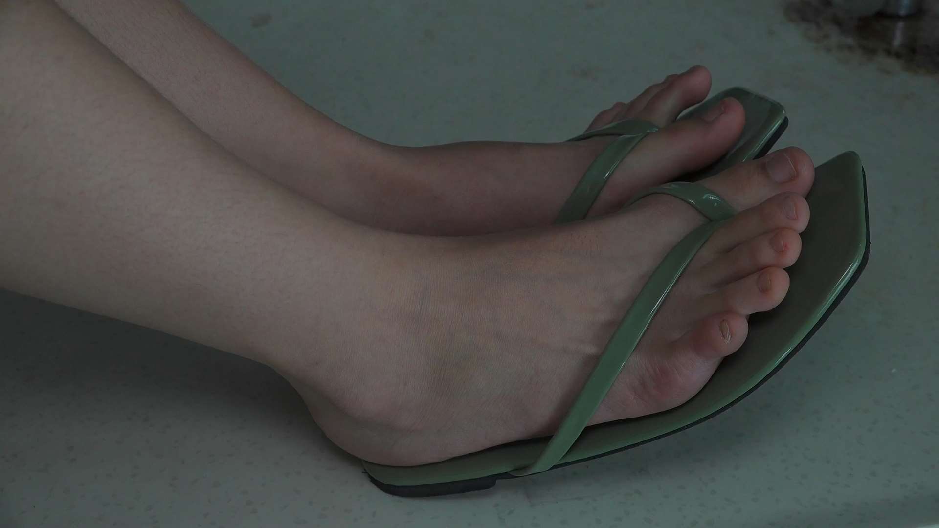 《[视频]仰视小美女露露性感人字拖和脏美脚》作品图