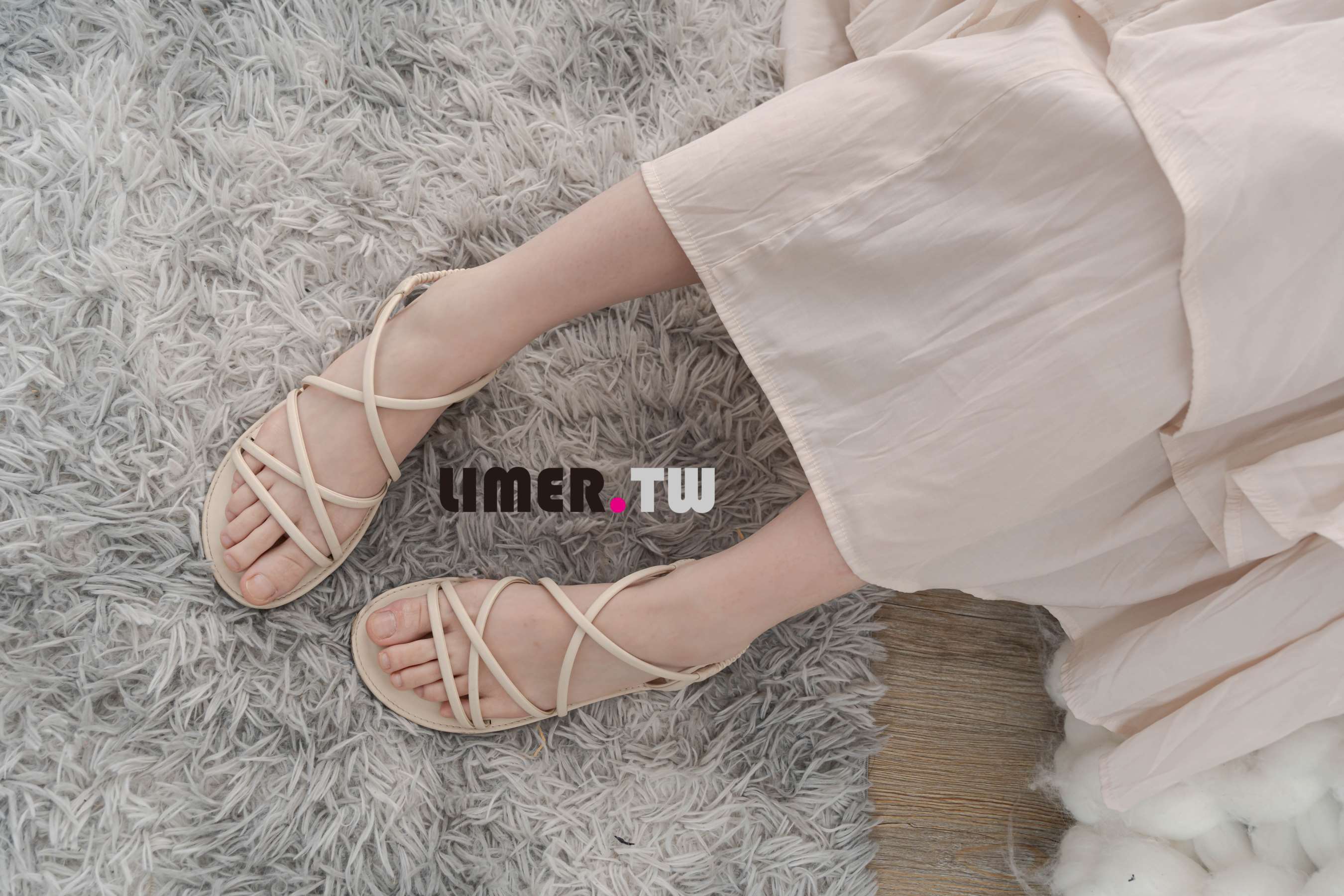 《[寄卖]Miya凉鞋素甲粉嫩通红裸足一次满足》作品图