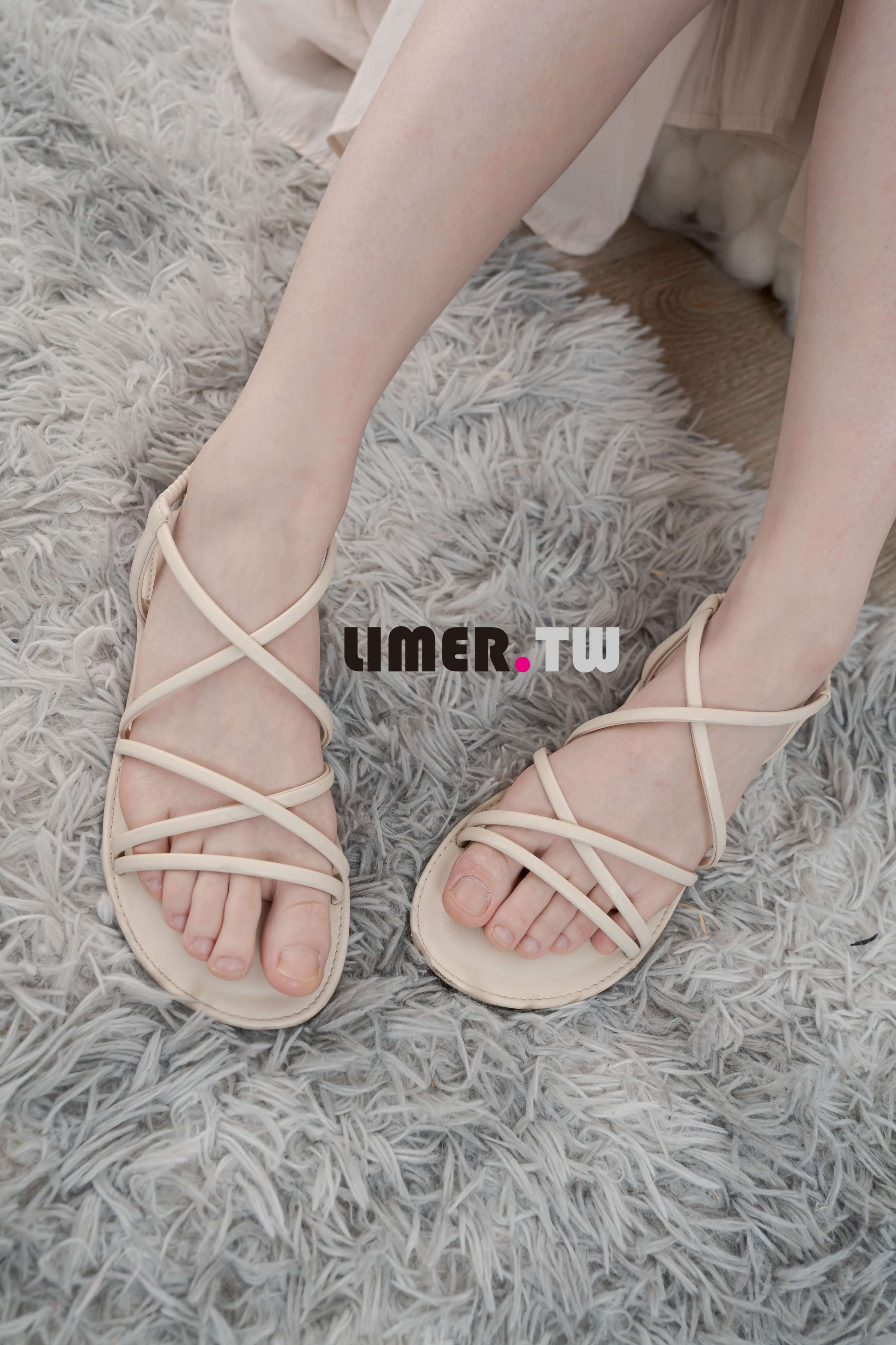 《[寄卖]Miya凉鞋素甲粉嫩通红裸足一次满足》作品图