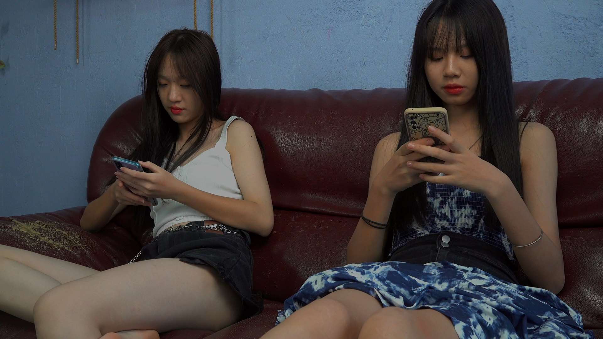 《[视频]玩极品美女思薇和美琪性感美脚，抚摸玩弄，挠脚心》作品图