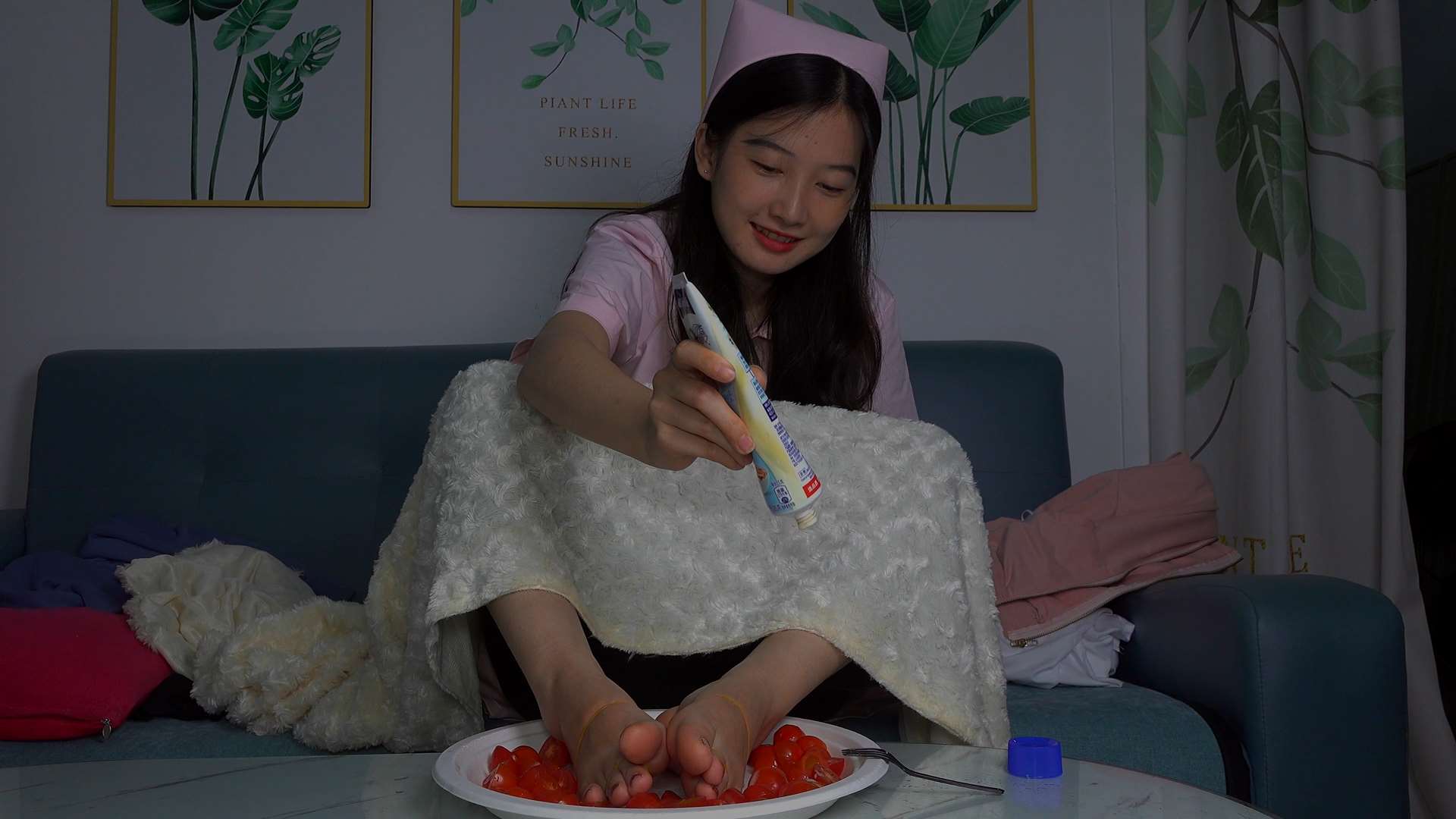 《[视频]美女护士燕玲弄个美脚沙拉》作品图