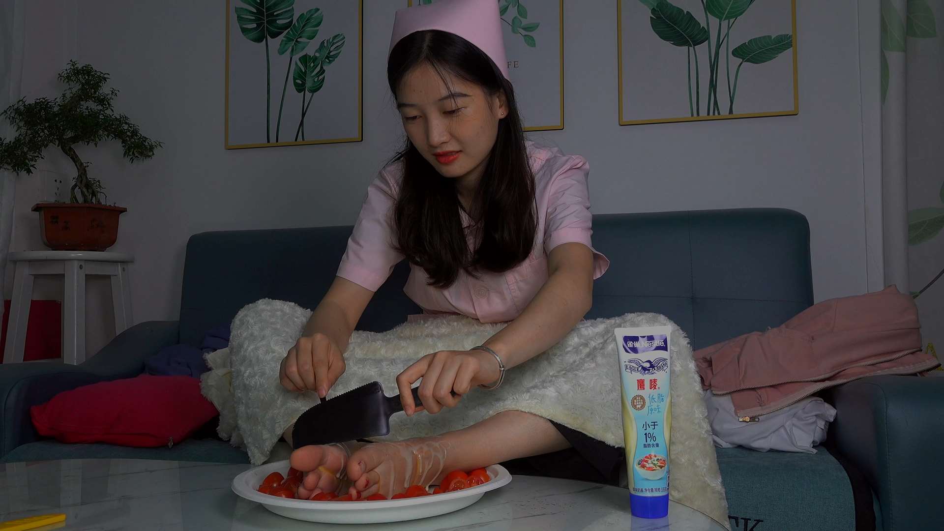 《[视频]美女护士燕玲弄个美脚沙拉》作品图