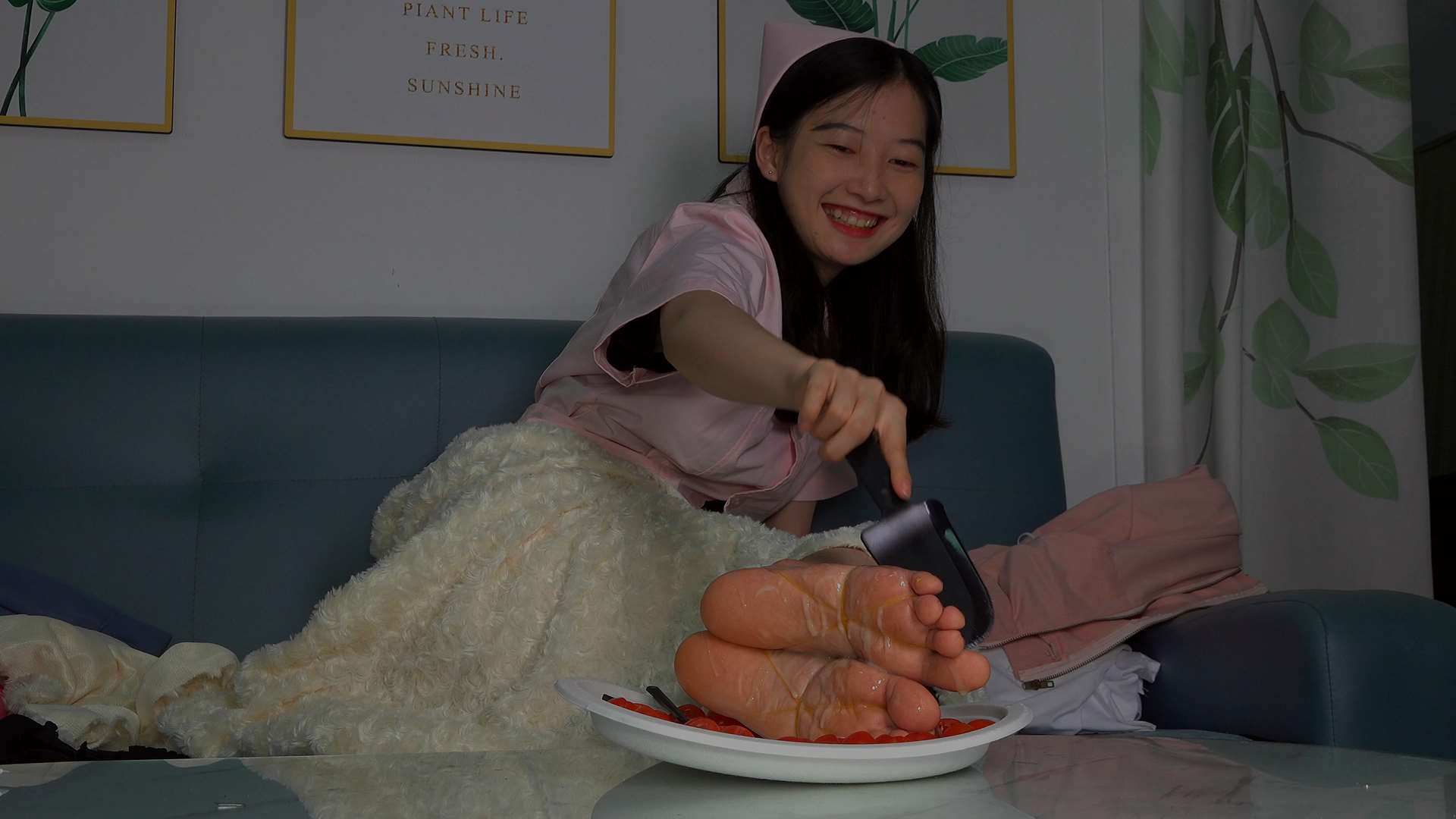 《[视频]美女护士燕玲弄个美脚沙拉》作品图