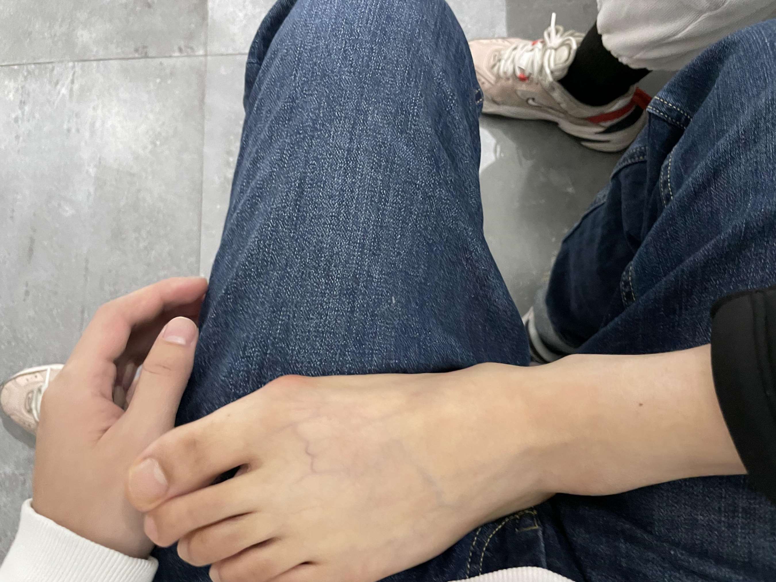 《新认识的校园妹妹，带回酒店把玩她嫩脚！》作品图