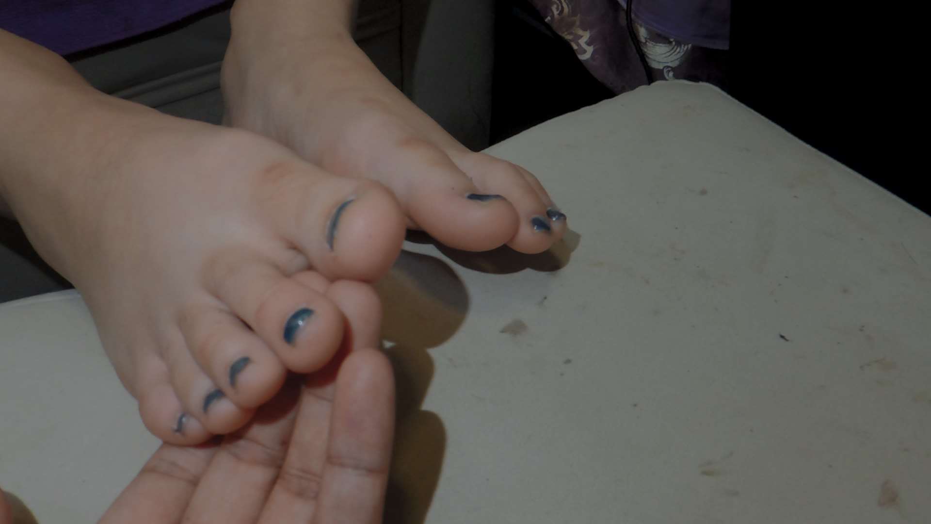 《[视频]任意摆布大一学妹的帆布鞋汗泥臭足3V》作品图