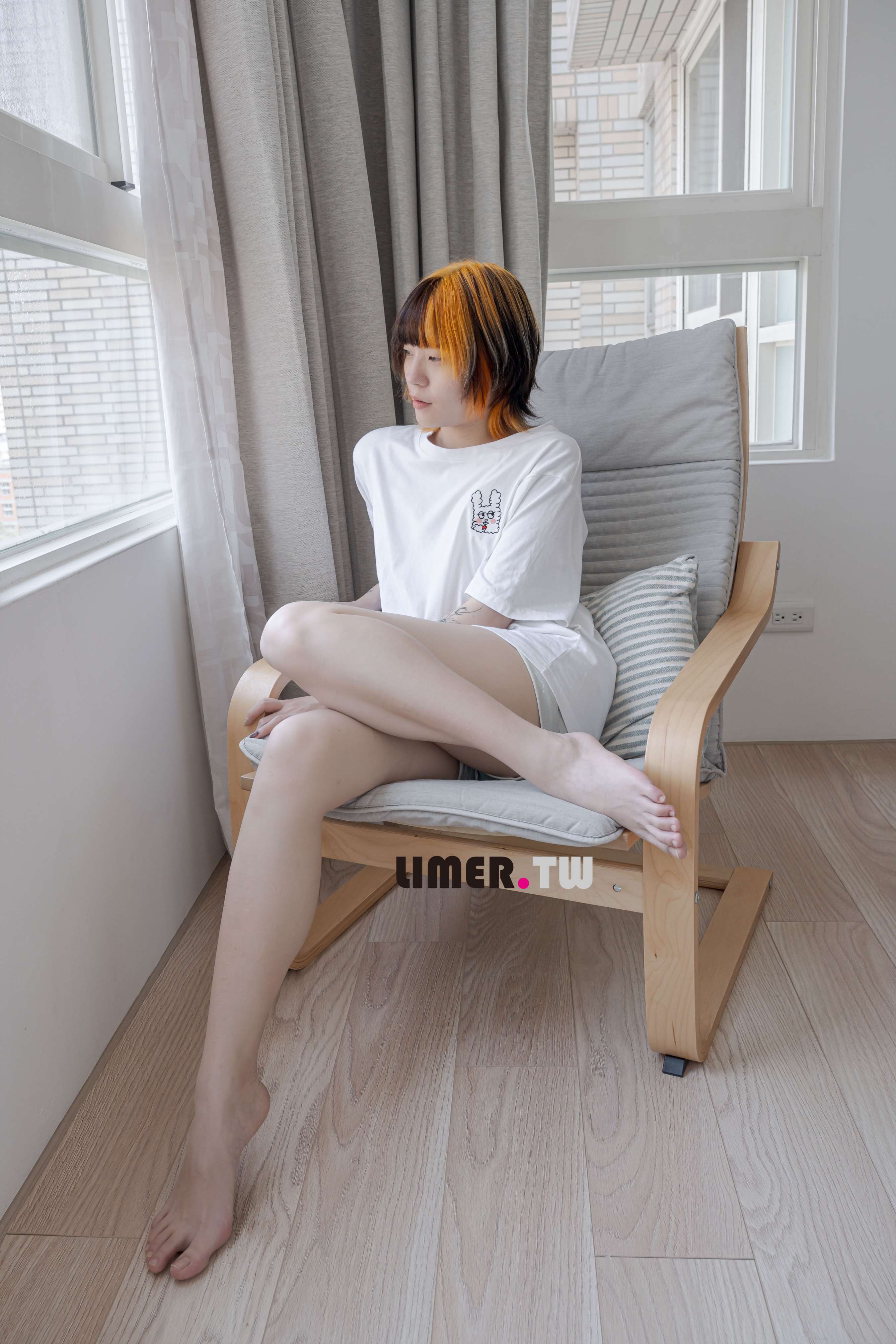 《[寄卖]月亮【极特写】裸足观察日记下半身失踪棉T脱滑板鞋》作品图