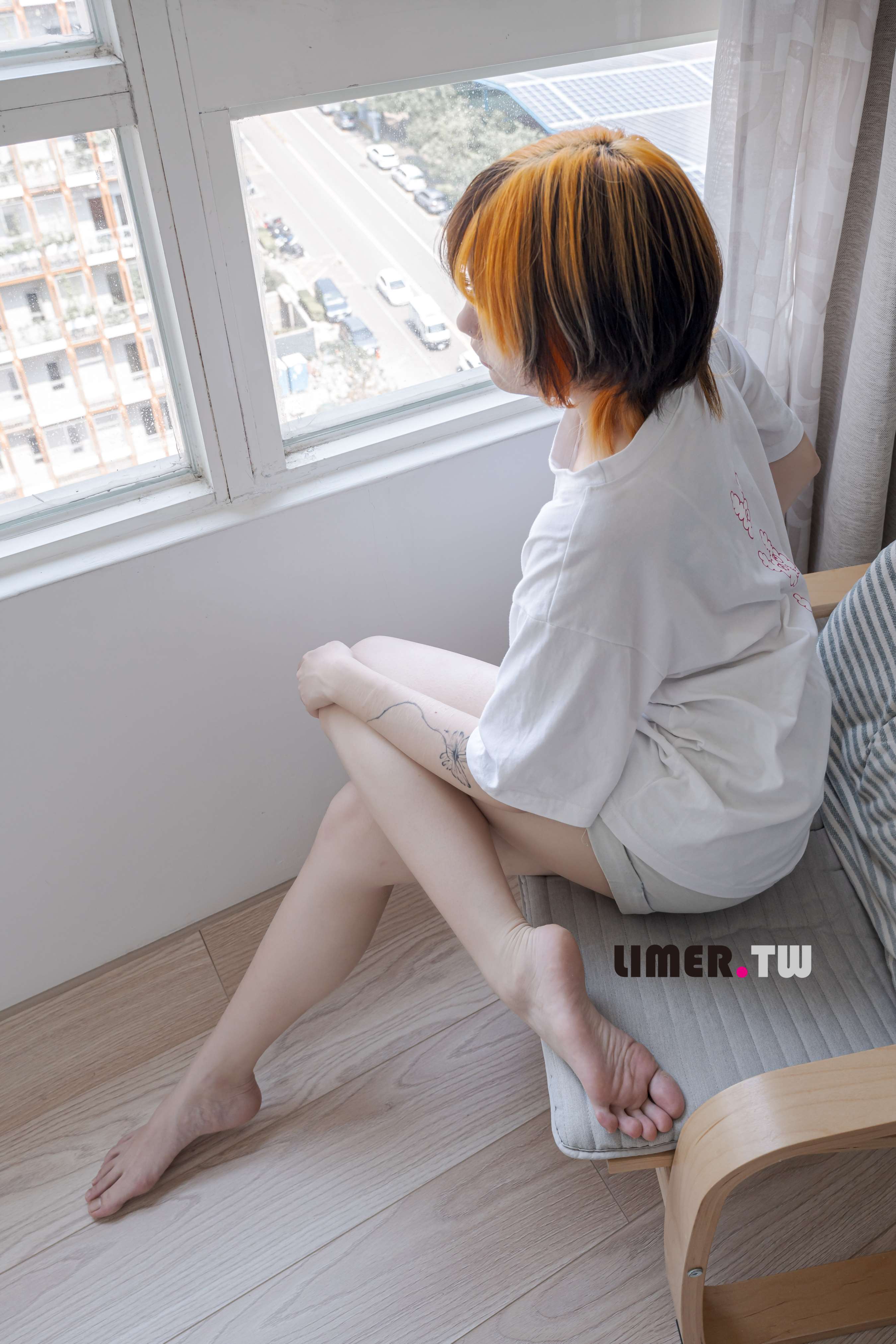 《[寄卖]月亮【极特写】裸足观察日记下半身失踪棉T脱滑板鞋》作品图