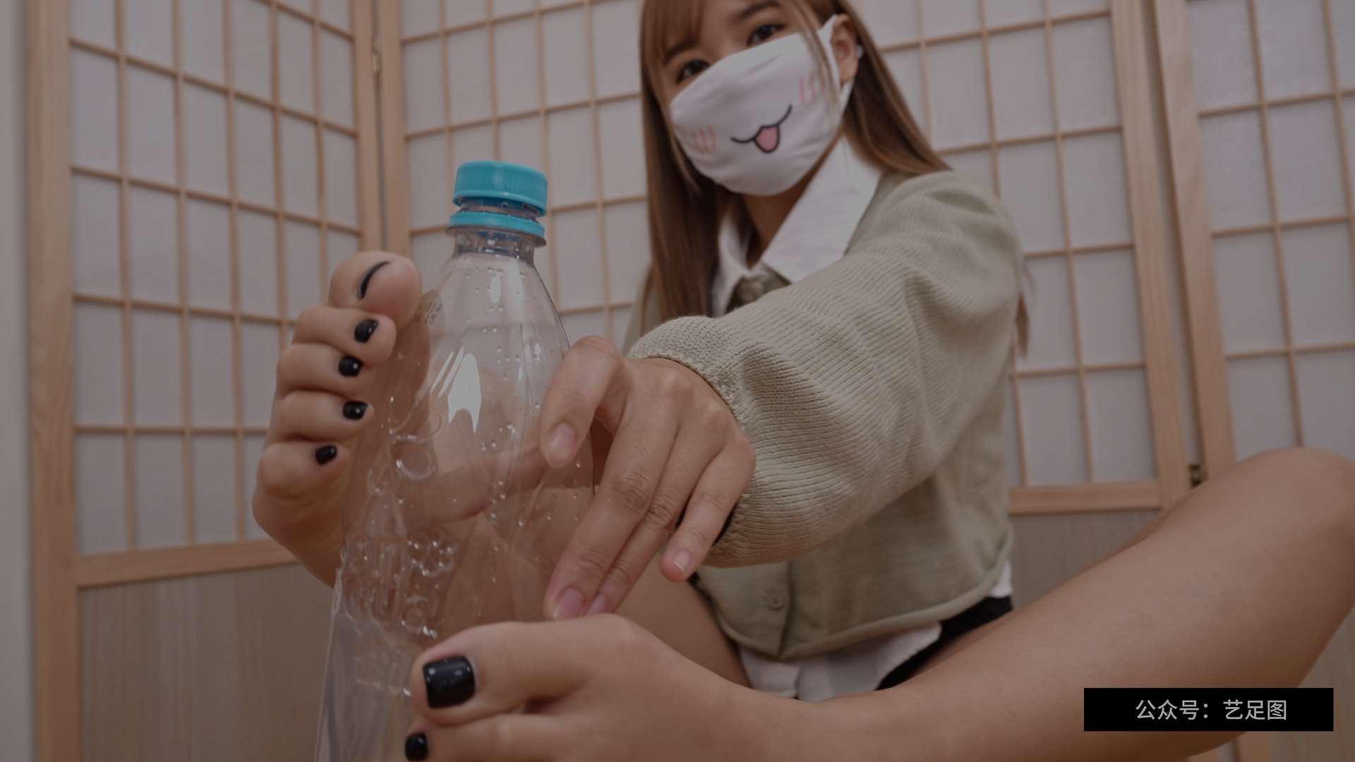 《[寄卖视频]JoJo乔-反差萌女孩瑟瑟玩宝特瓶》作品图